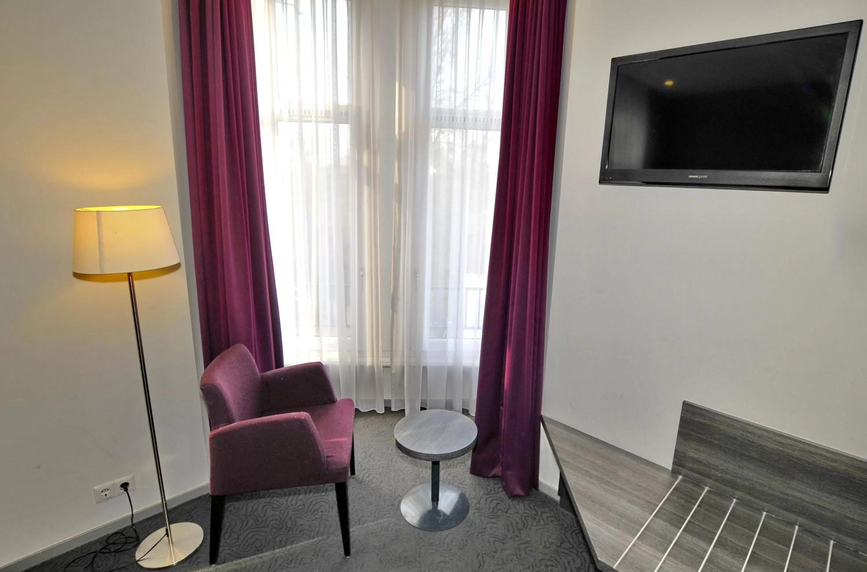 Seating area, TV/Entertainment Center in Hotel Parkview