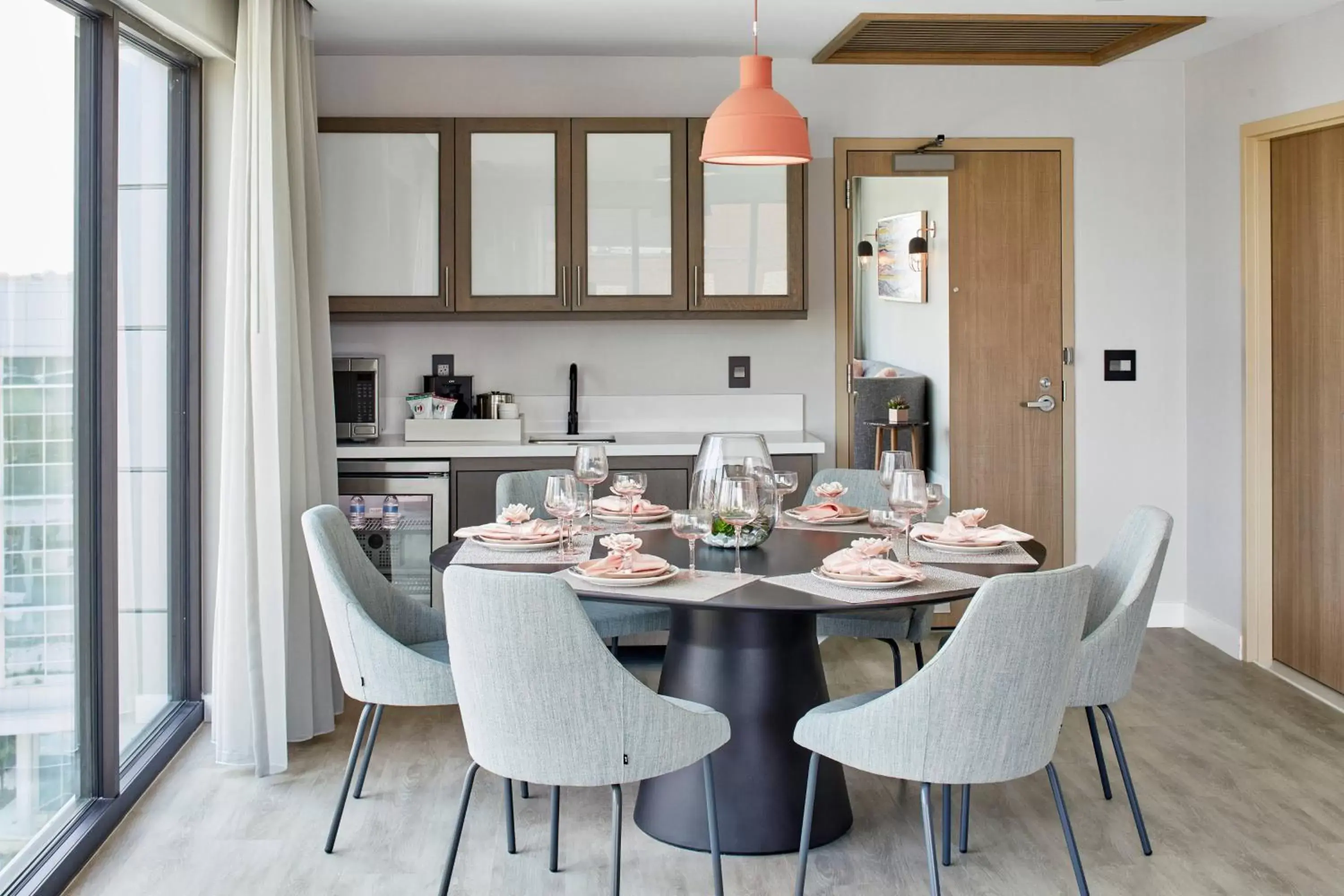 Kitchen or kitchenette, Dining Area in AC Hotel by Marriott Greenville