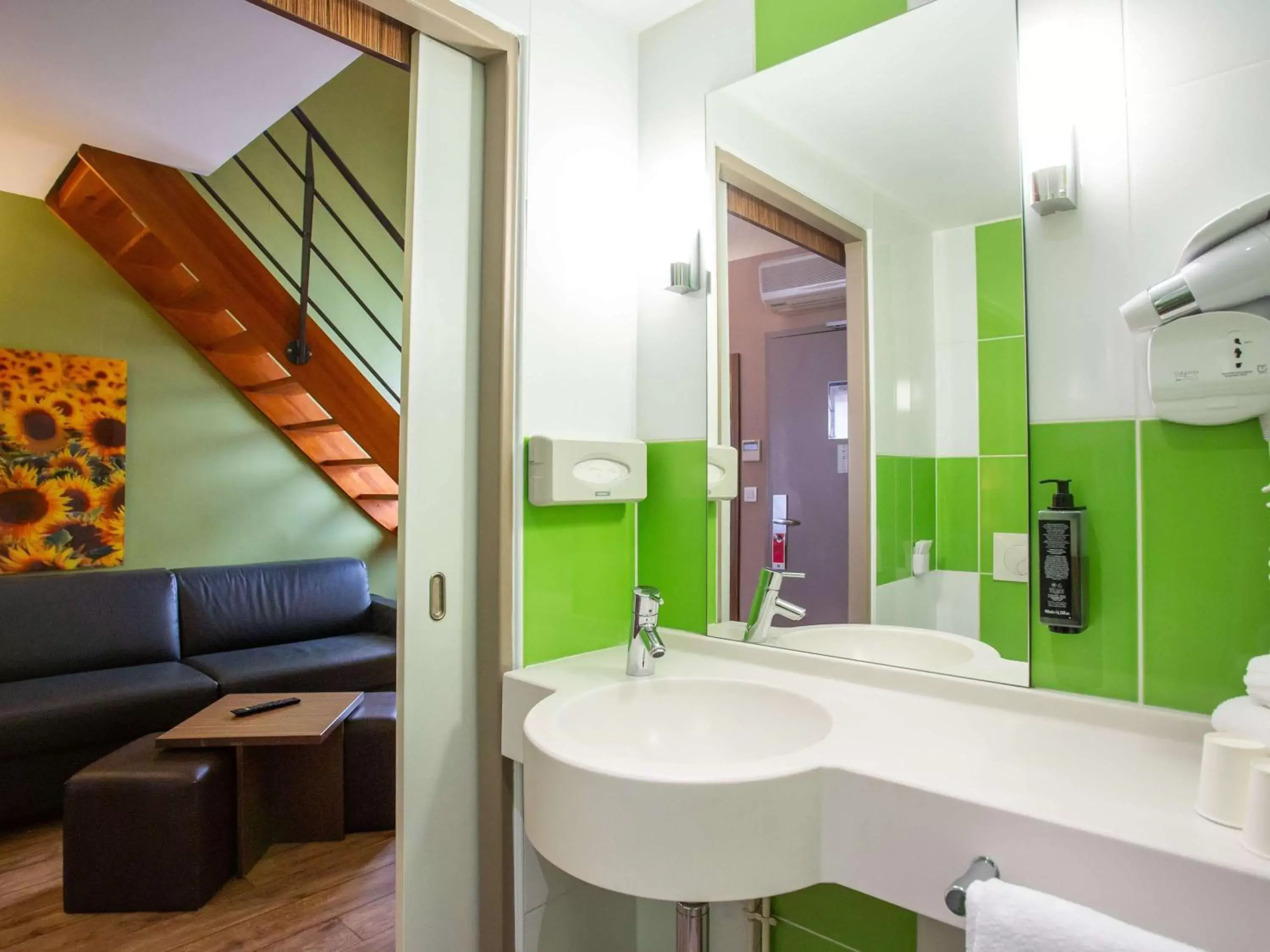 Bathroom in ibis Styles Bourges