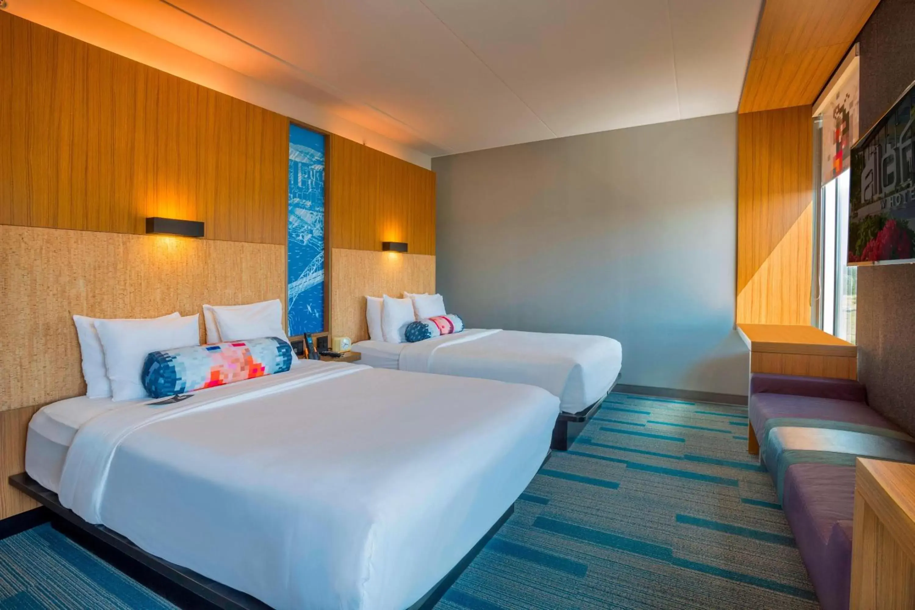 Photo of the whole room, Bed in Aloft Portland Airport Hotel at Cascade Station