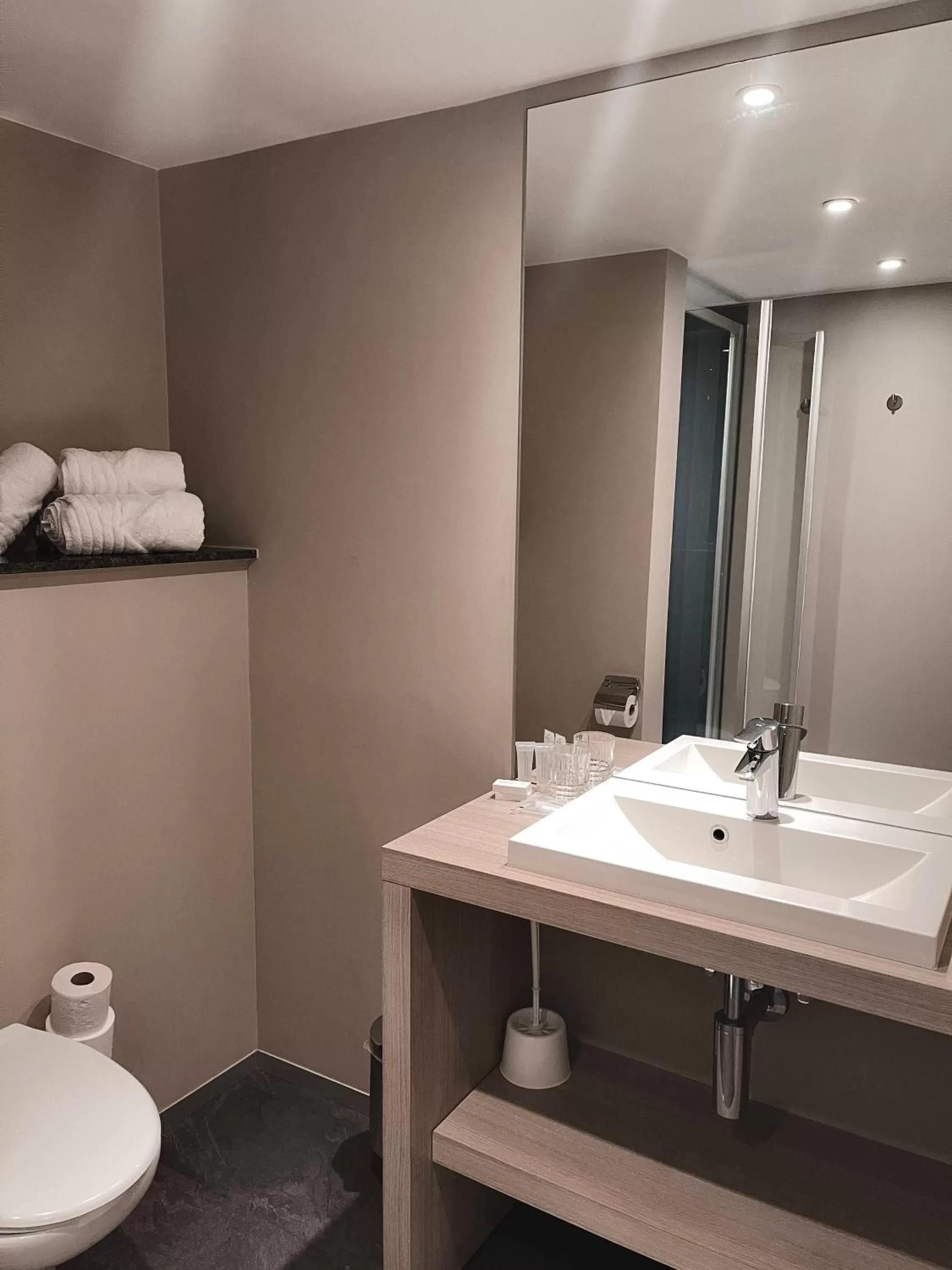 Bathroom in Hotel La Pomme d'Or