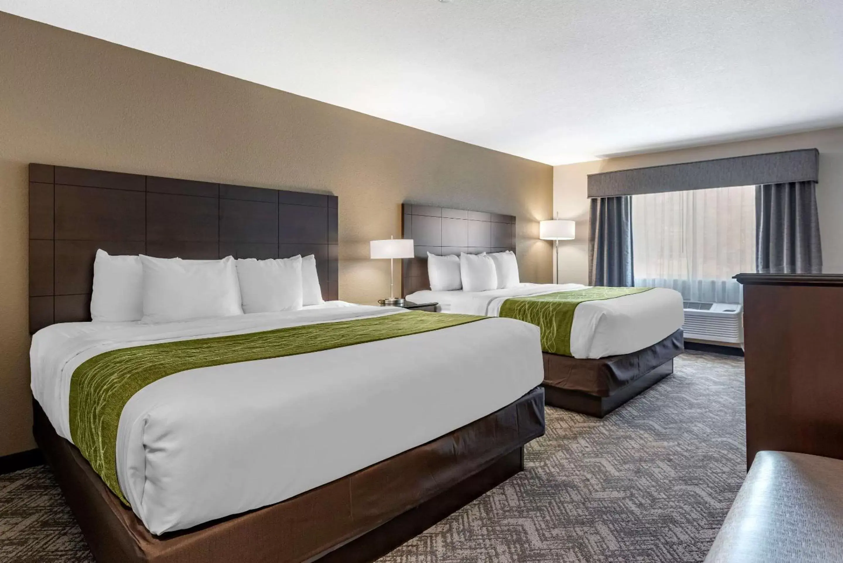 Photo of the whole room, Bed in Comfort Inn & Suites Tualatin - Lake Oswego South