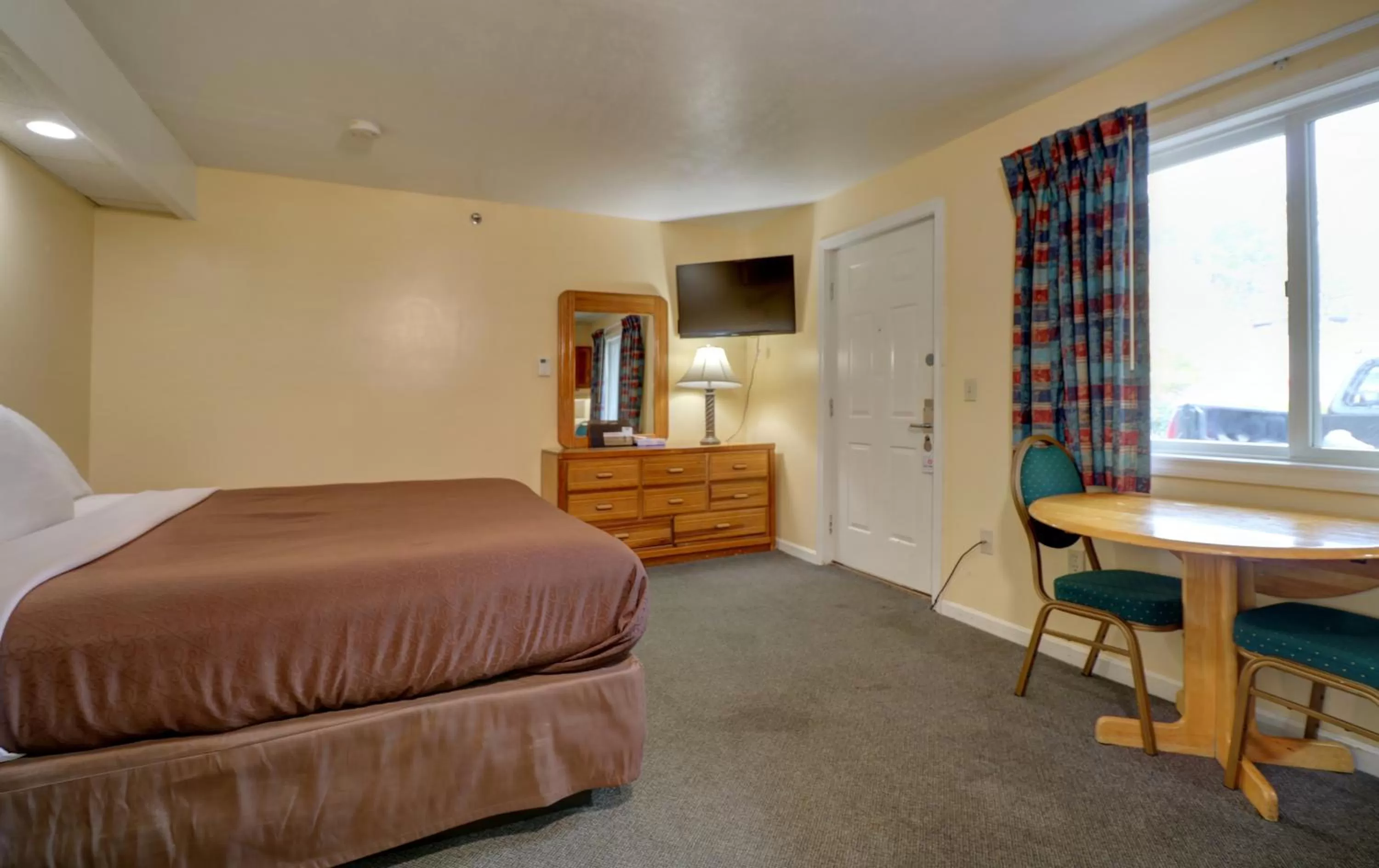 Photo of the whole room, Bed in Classic Inn