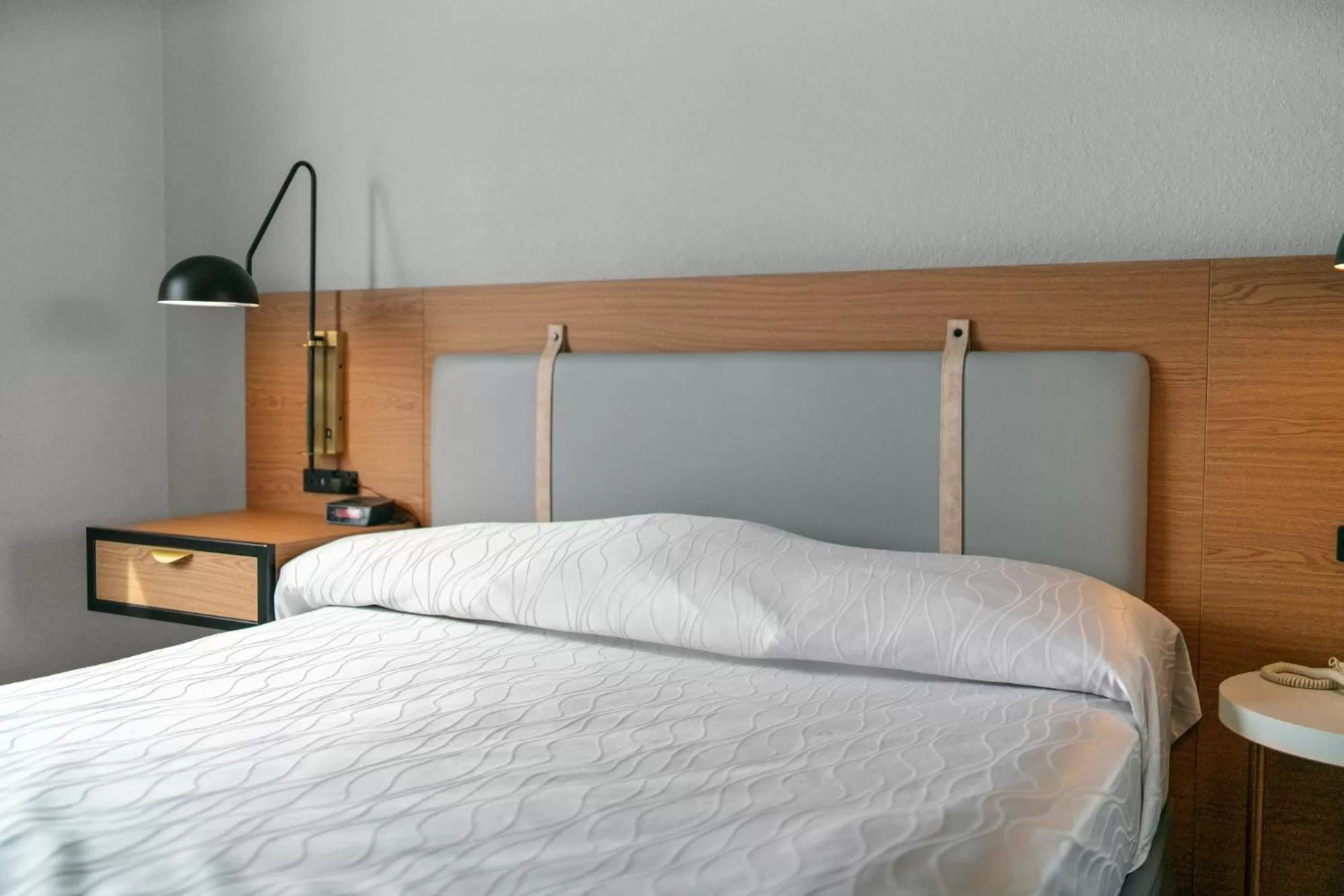 Bed in Garibaldi Inn at the Bay