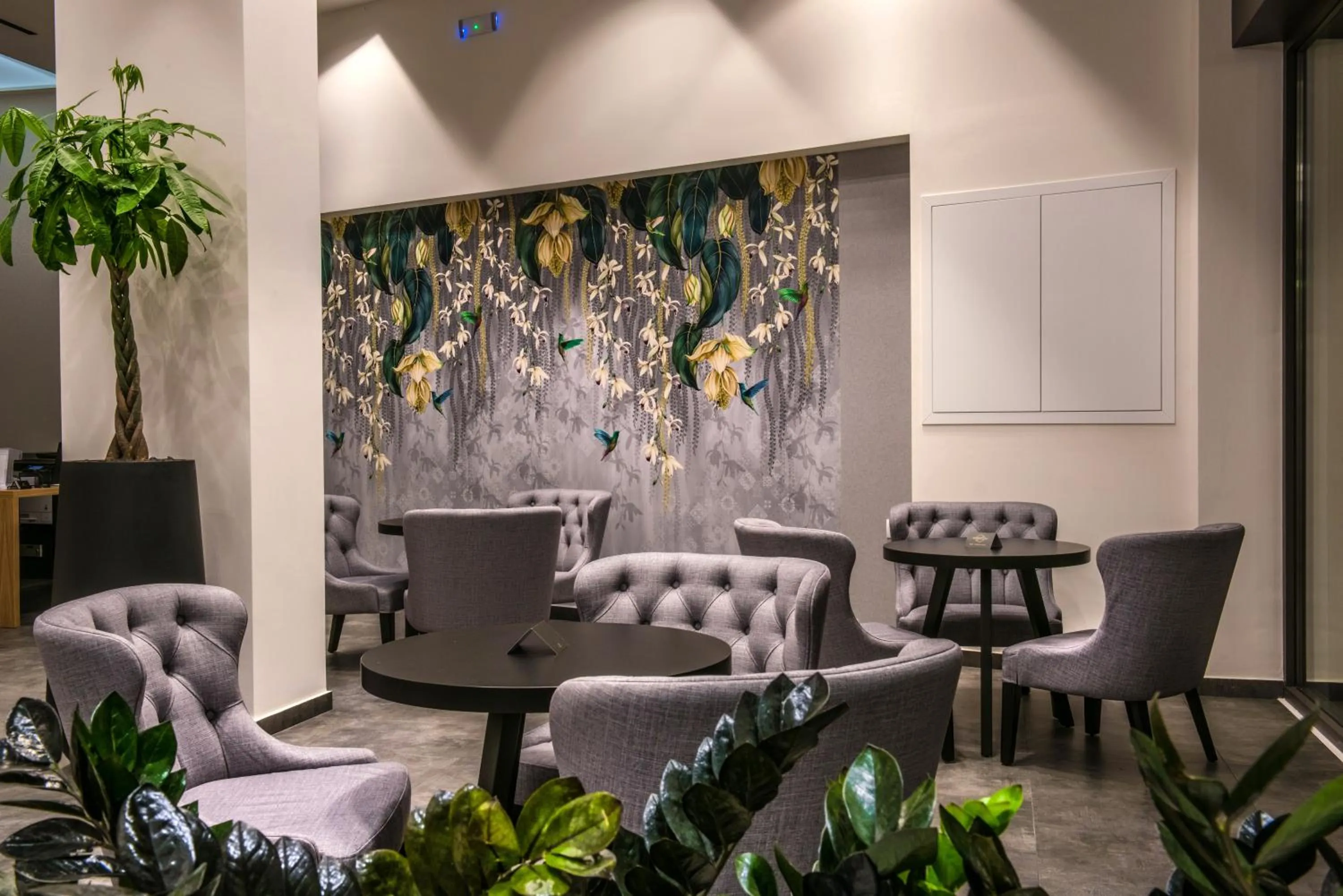 Lobby or reception in Metropole Urban Hotel