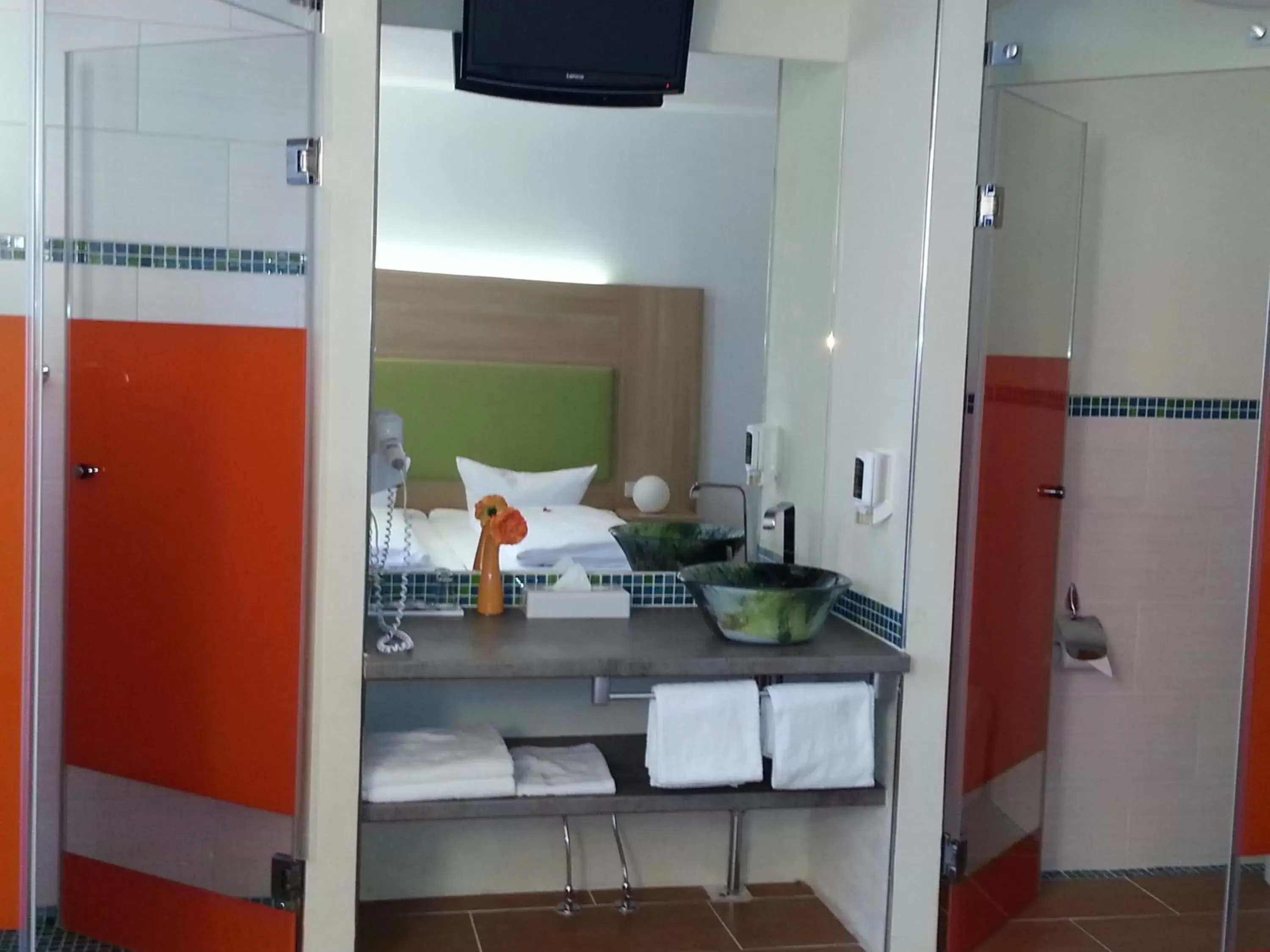 Bathroom, Kitchen/Kitchenette in Hotel Aviva