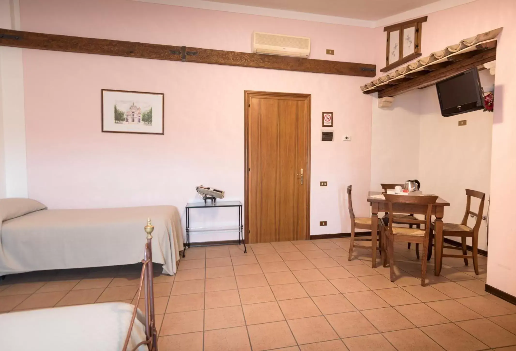 Photo of the whole room, Dining Area in La Piaggia