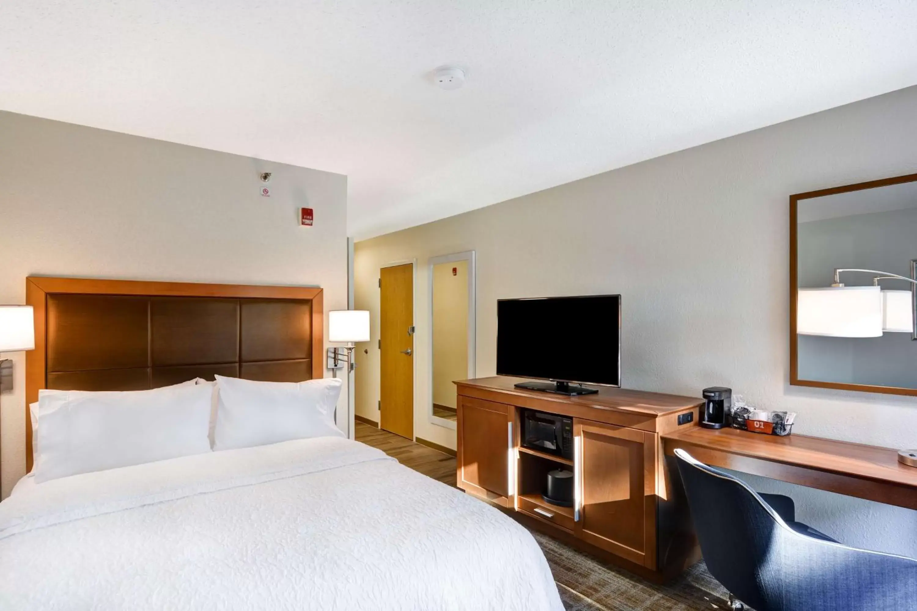 Bedroom, TV/Entertainment Center in Hampton Inn Memphis Poplar