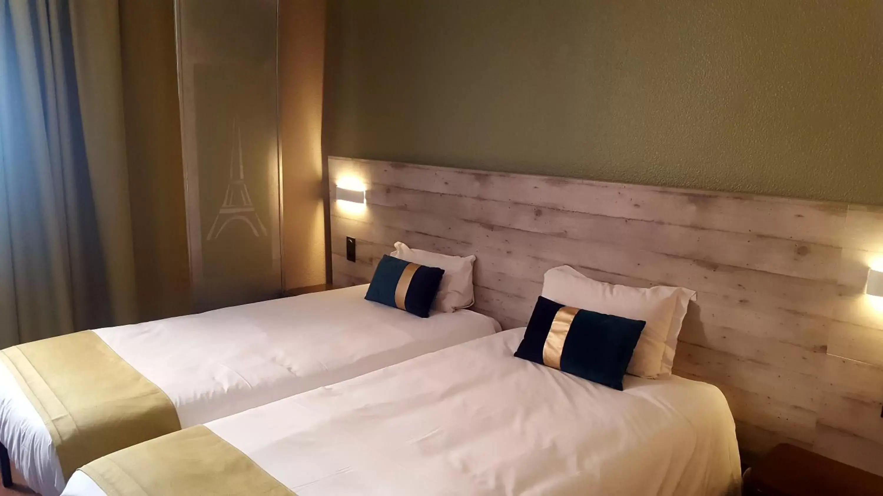 Bed in Euro Hôtel Paris Créteil