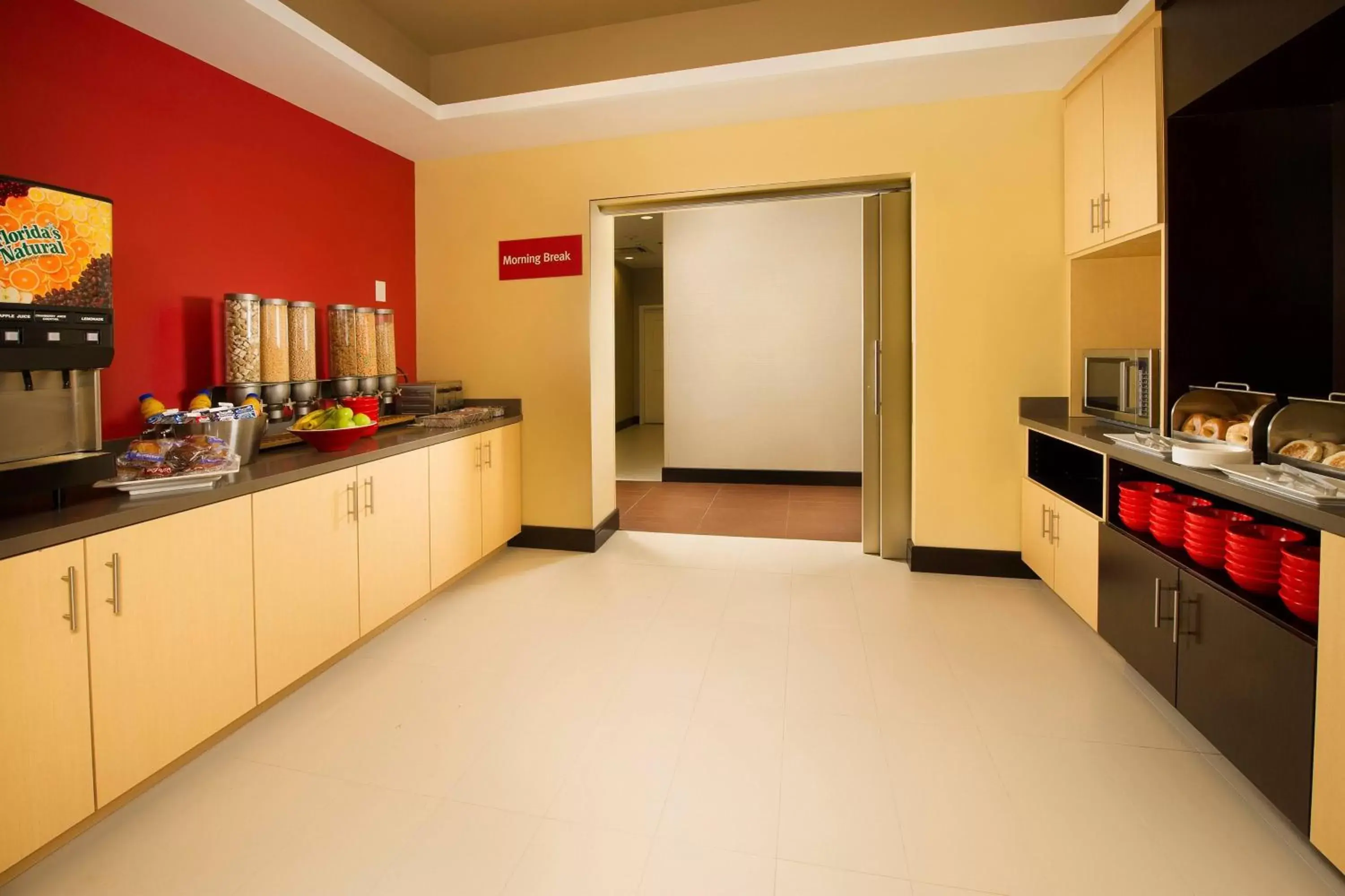 Breakfast, Kitchen/Kitchenette in TownePlace Suites by Marriott Dallas DFW Airport North/Grapevine