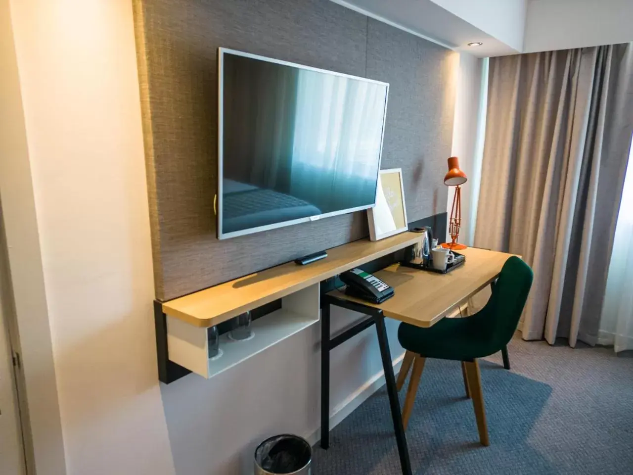 Bedroom, TV/Entertainment Center in Holiday Inn South Normanton M1, Jct.28, an IHG Hotel