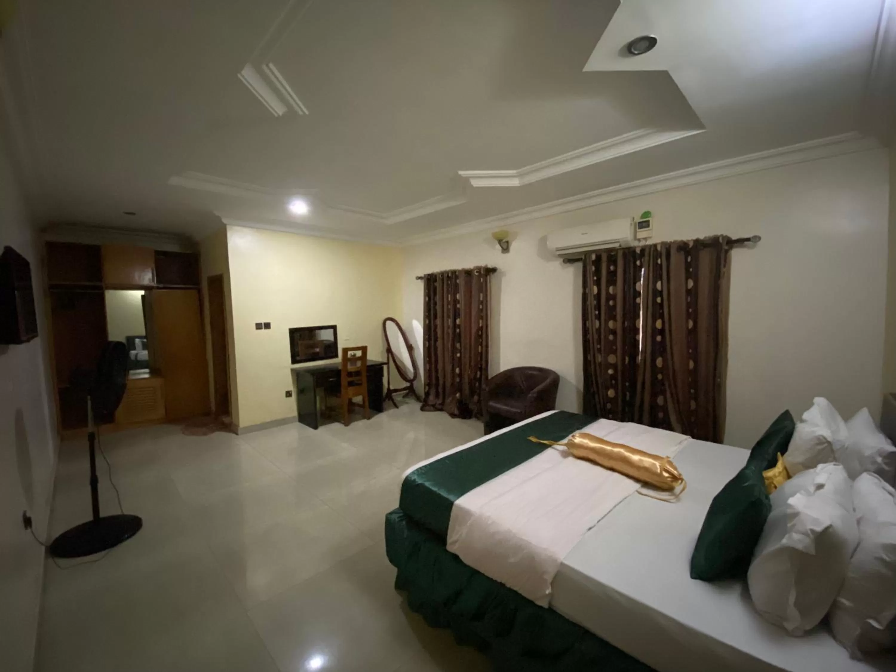 Bed in Nue-Crest Hotels & Suites