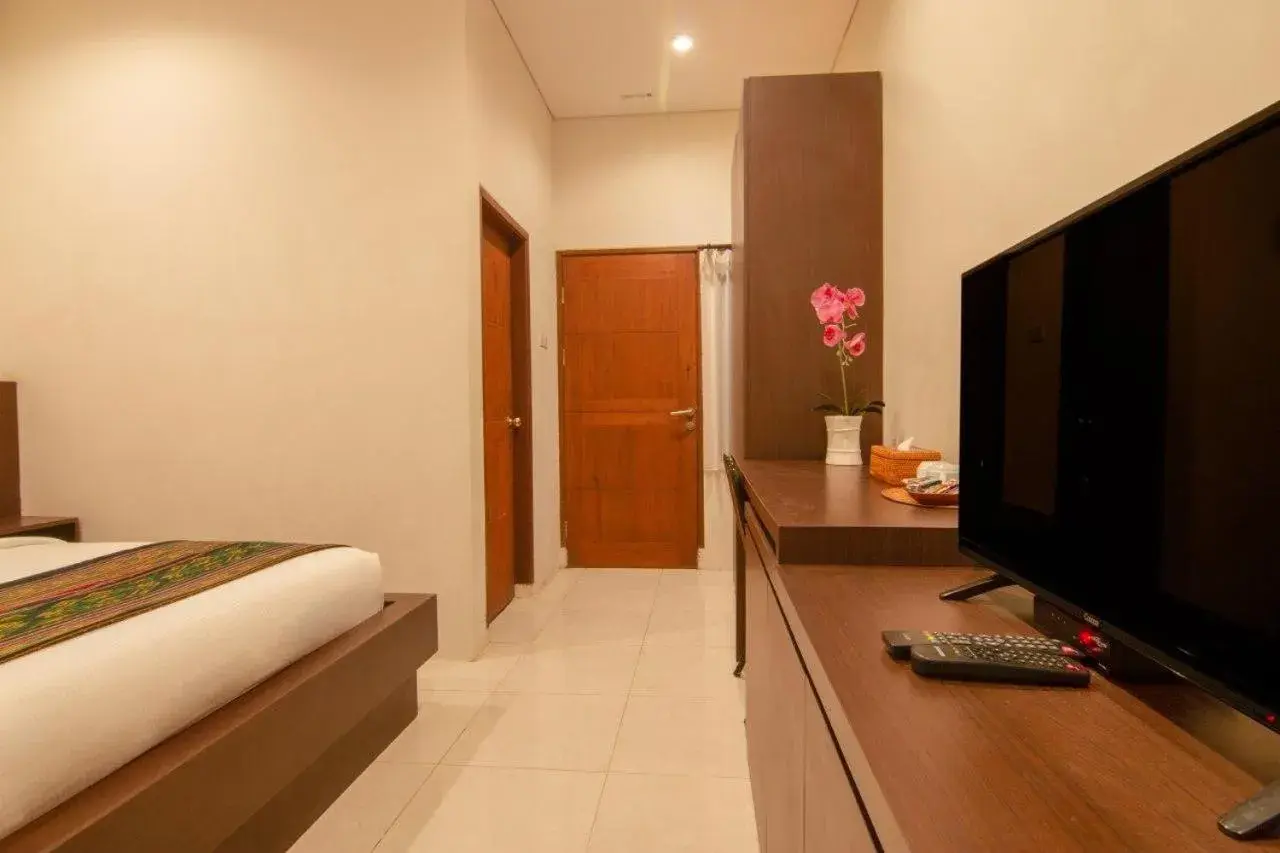 Bed, TV/Entertainment Center in Diva Lombok Resort