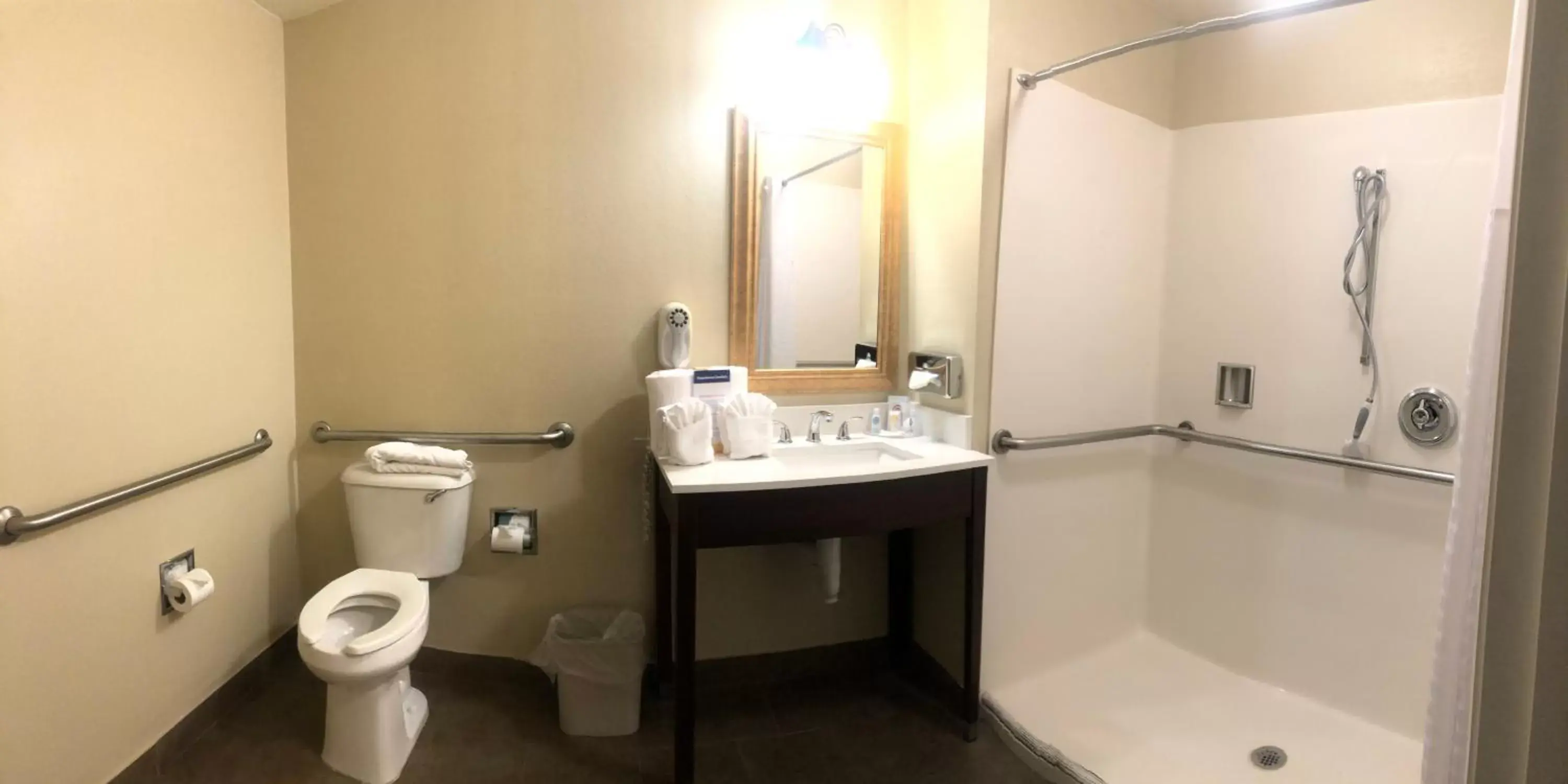 King Suite - Accessible/Non-Smoking in Comfort Inn & Suites Ukiah Mendocino County