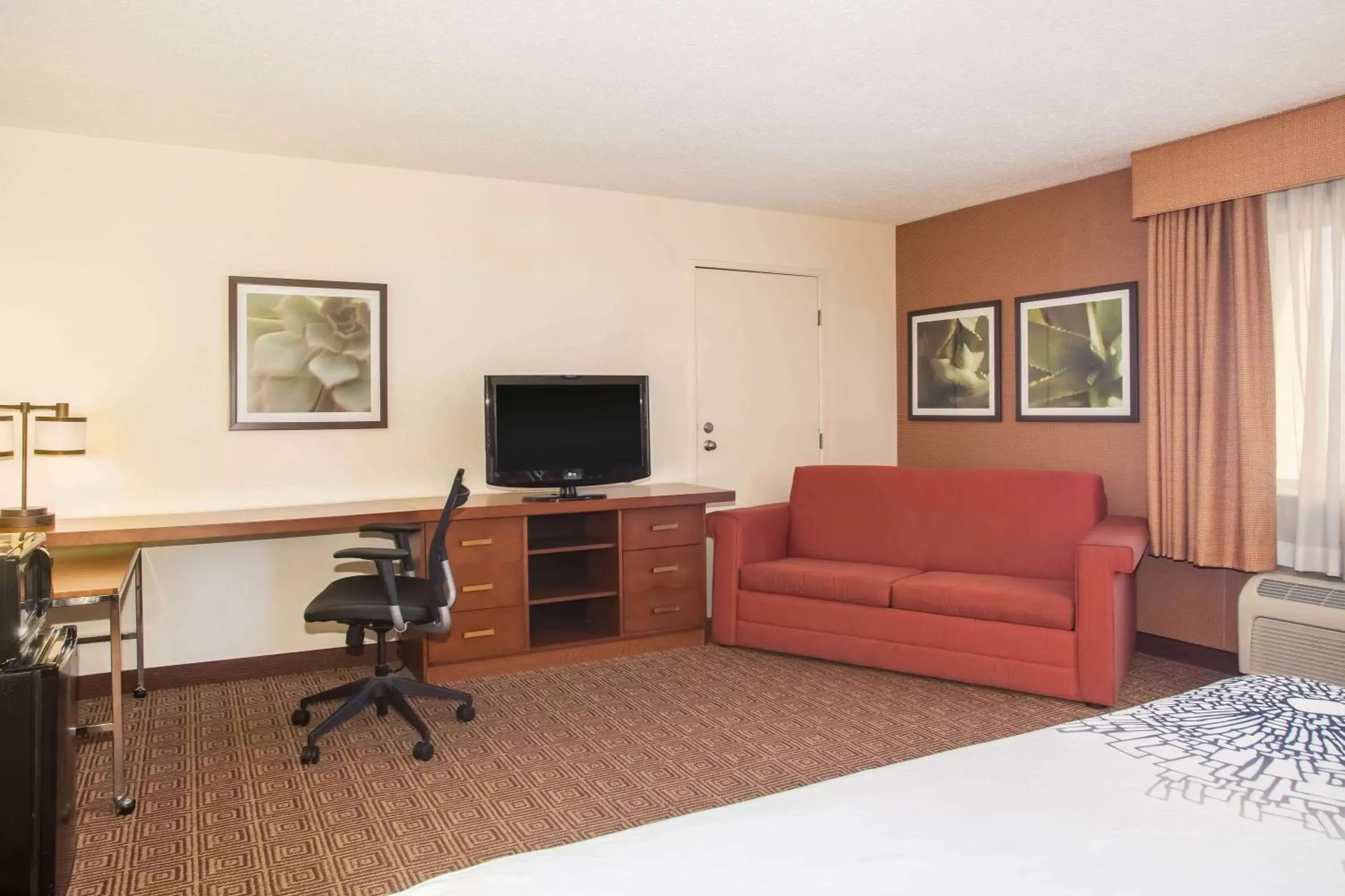 Photo of the whole room, TV/Entertainment Center in La Quinta by Wyndham Columbia