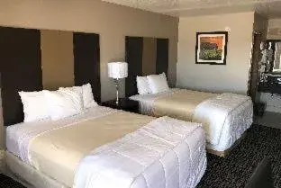 Queen Room with Two Queen Beds - Non-Smoking in Days Inn by Wyndham Grove