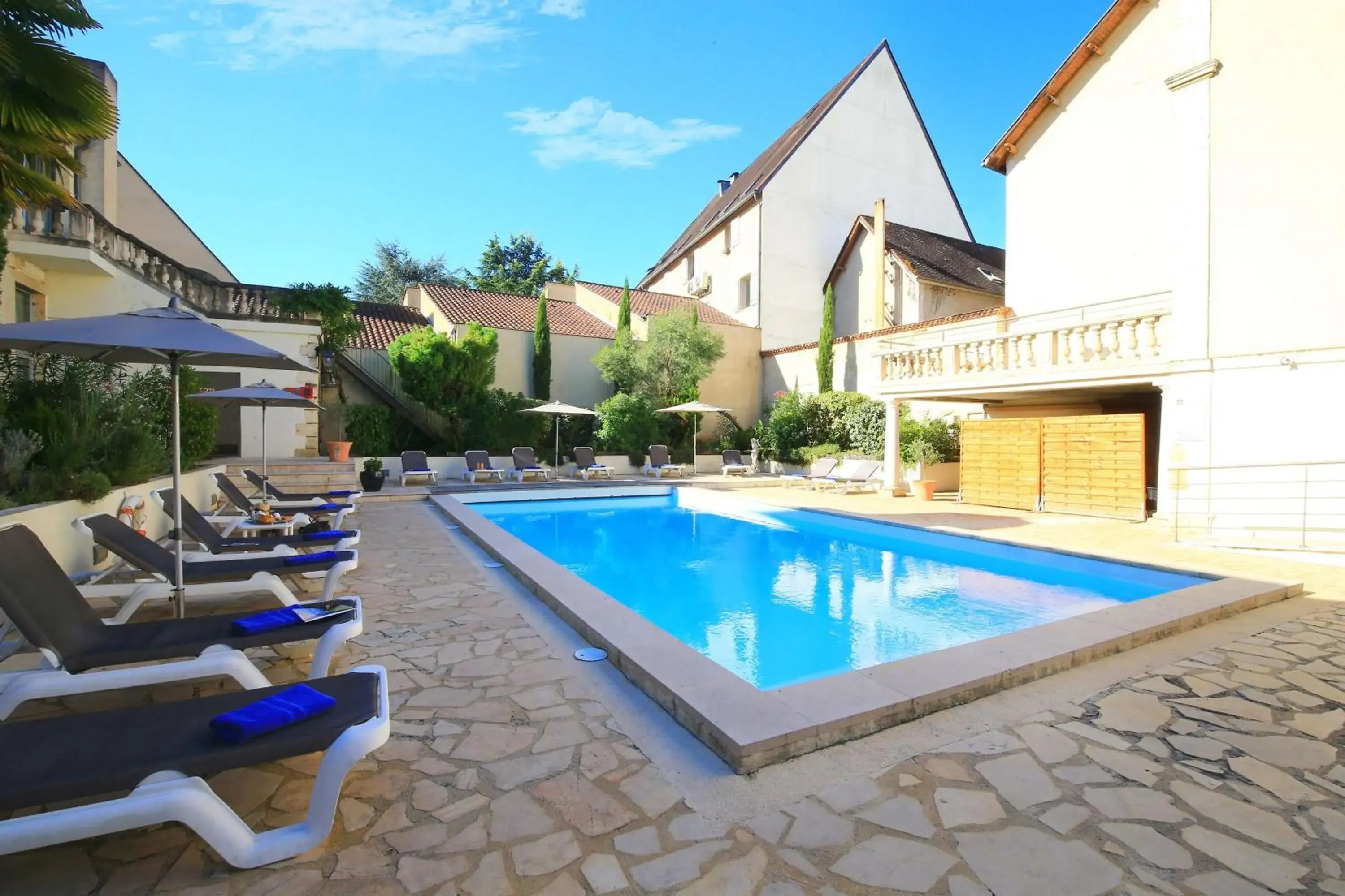 Property building, Swimming Pool in Best Western Le Renoir