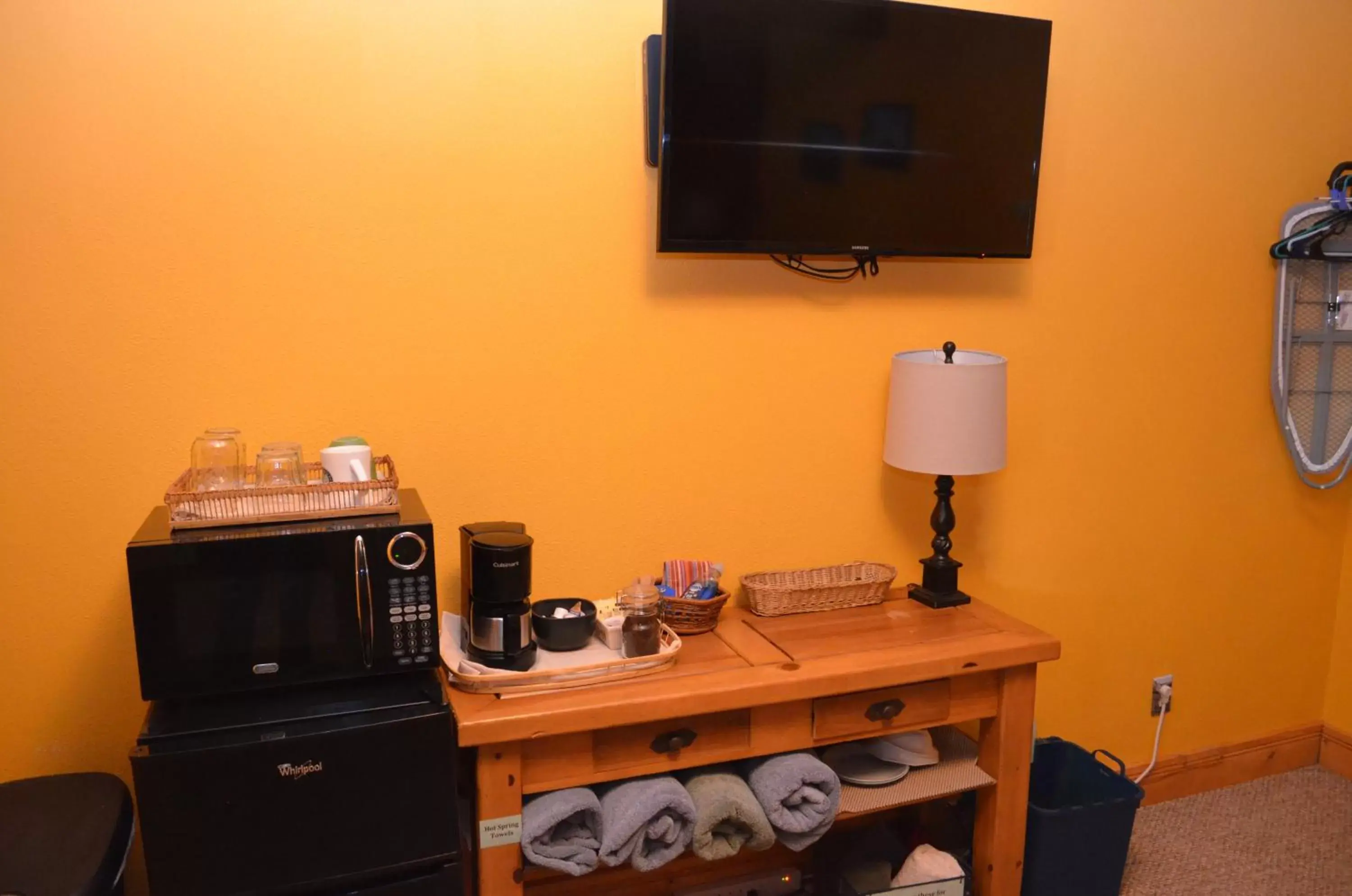 Bedroom, TV/Entertainment Center in The Ouray Main Street Inn