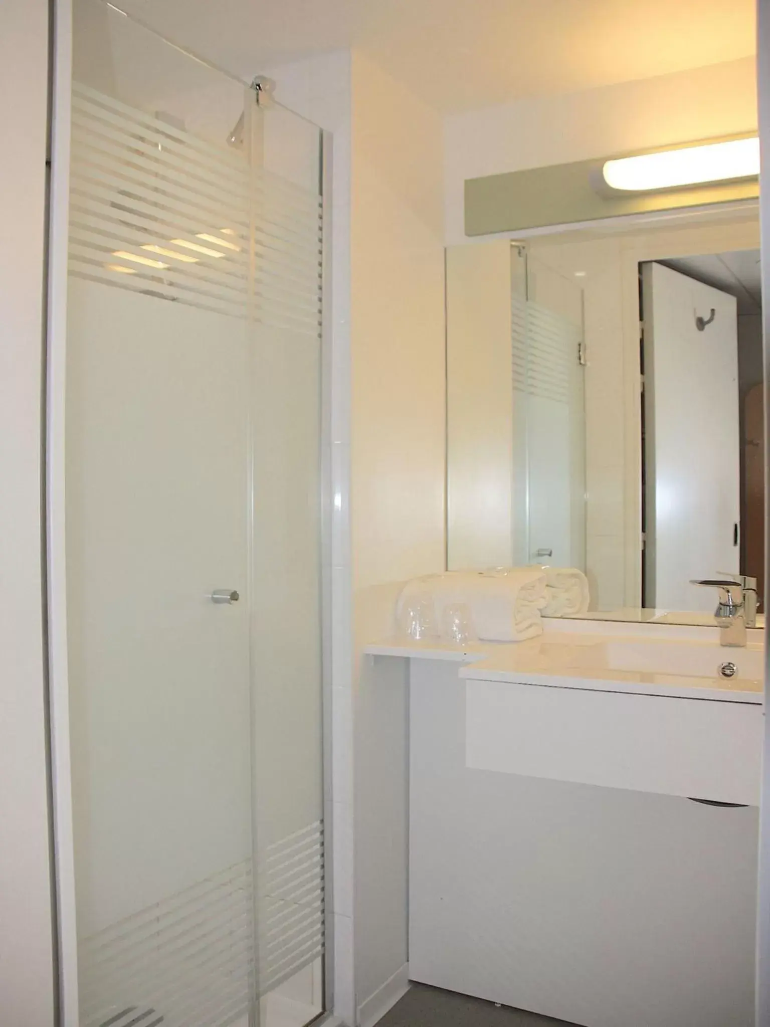 Bathroom in ibis budget Thonon Les Bains