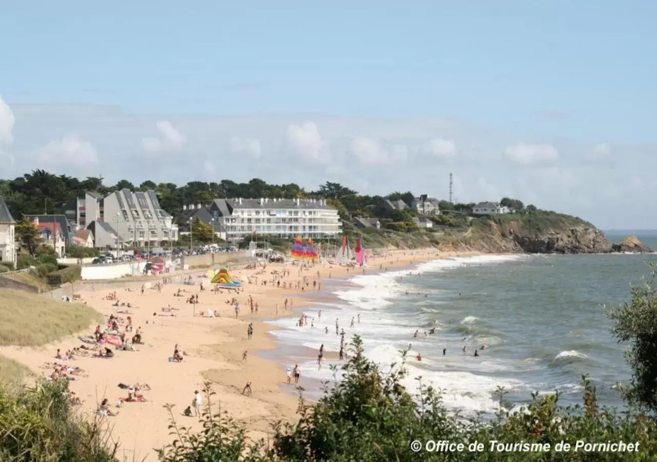 Neighbourhood, Beach in Hotel et Studios Le Marina Baie de La Baule