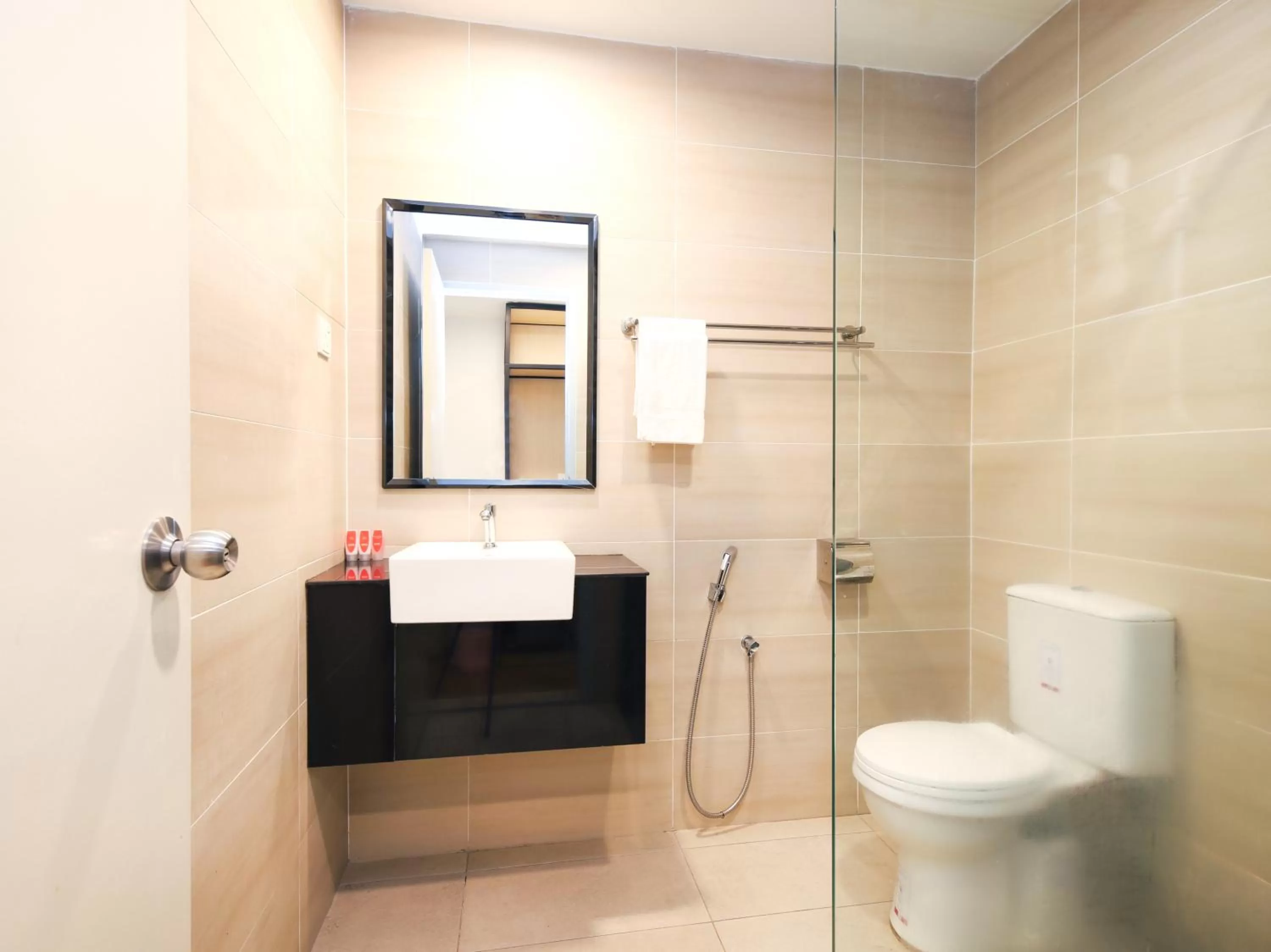 Bathroom in Super OYO Capital O 1225 Agape Hotel Selayang