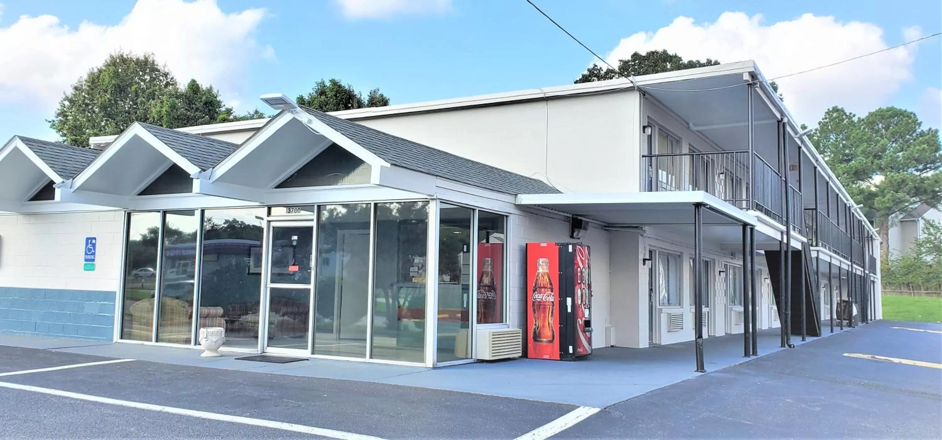 Property building in Economy 7 Inn- Newport News