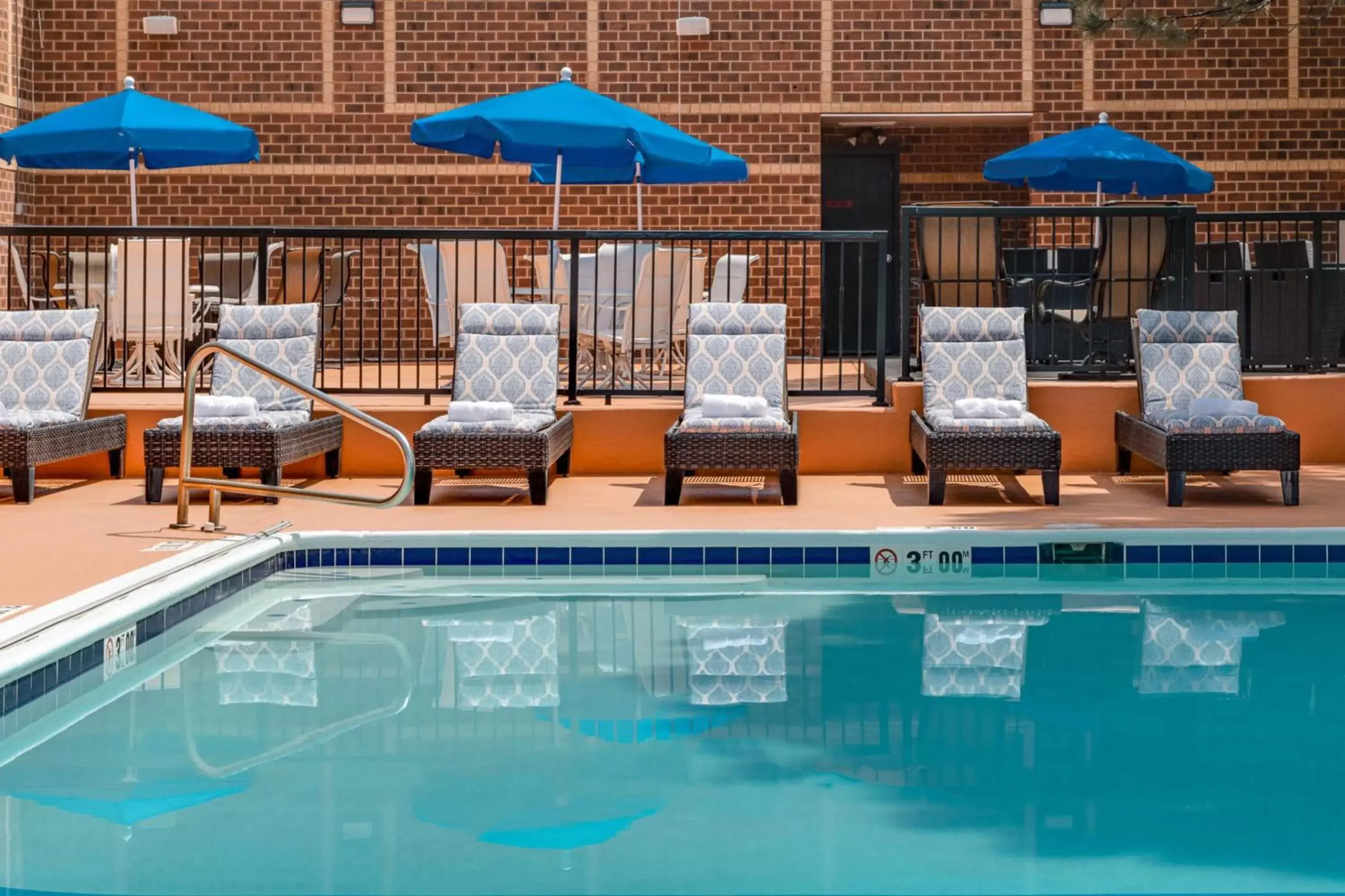 Swimming Pool in Sheraton Hotel Denver Tech Center