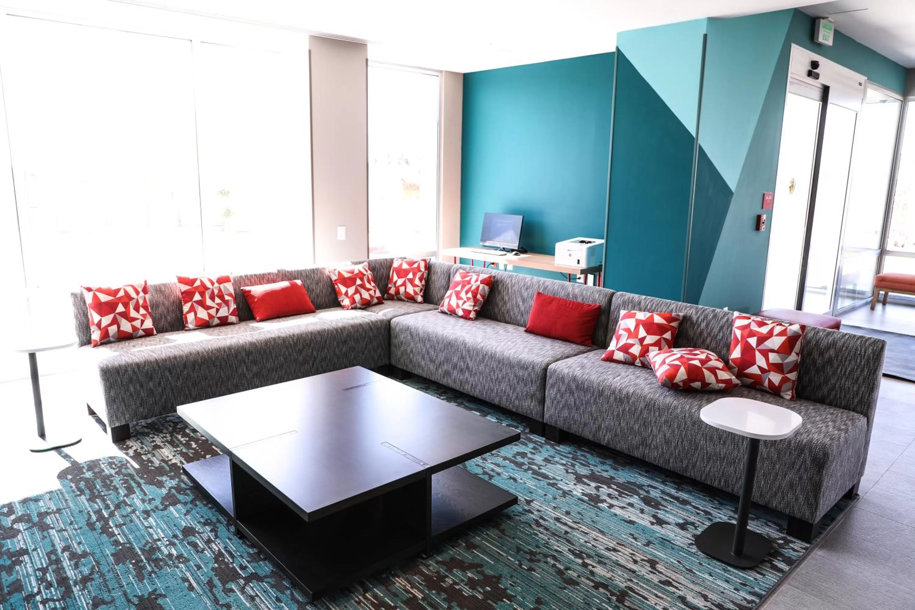 Communal lounge/ TV room in avid hotel - Fresnillo by IHG