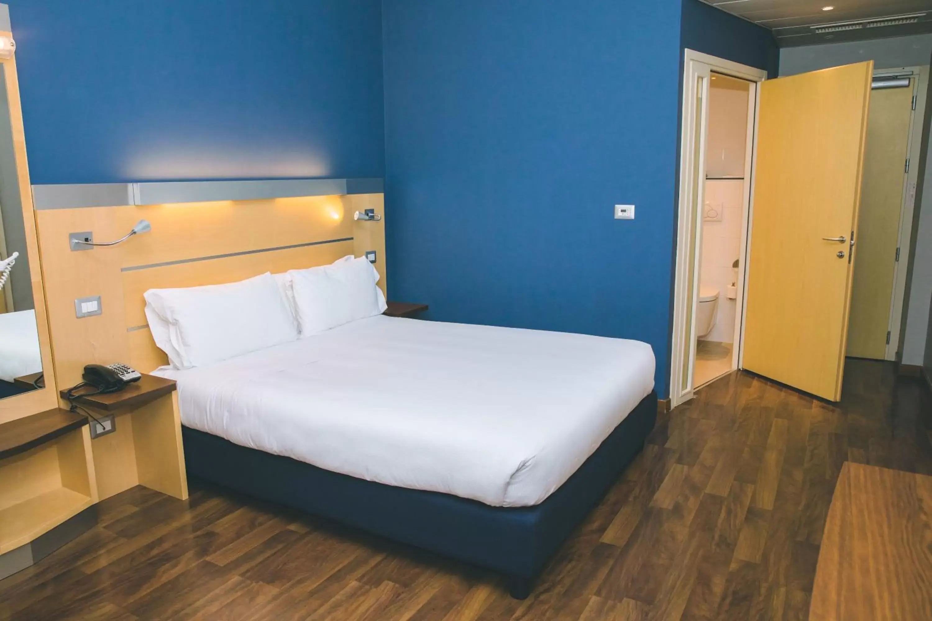 Photo of the whole room, Bed in Holiday Inn Express Milan-Malpensa Airport, an IHG Hotel