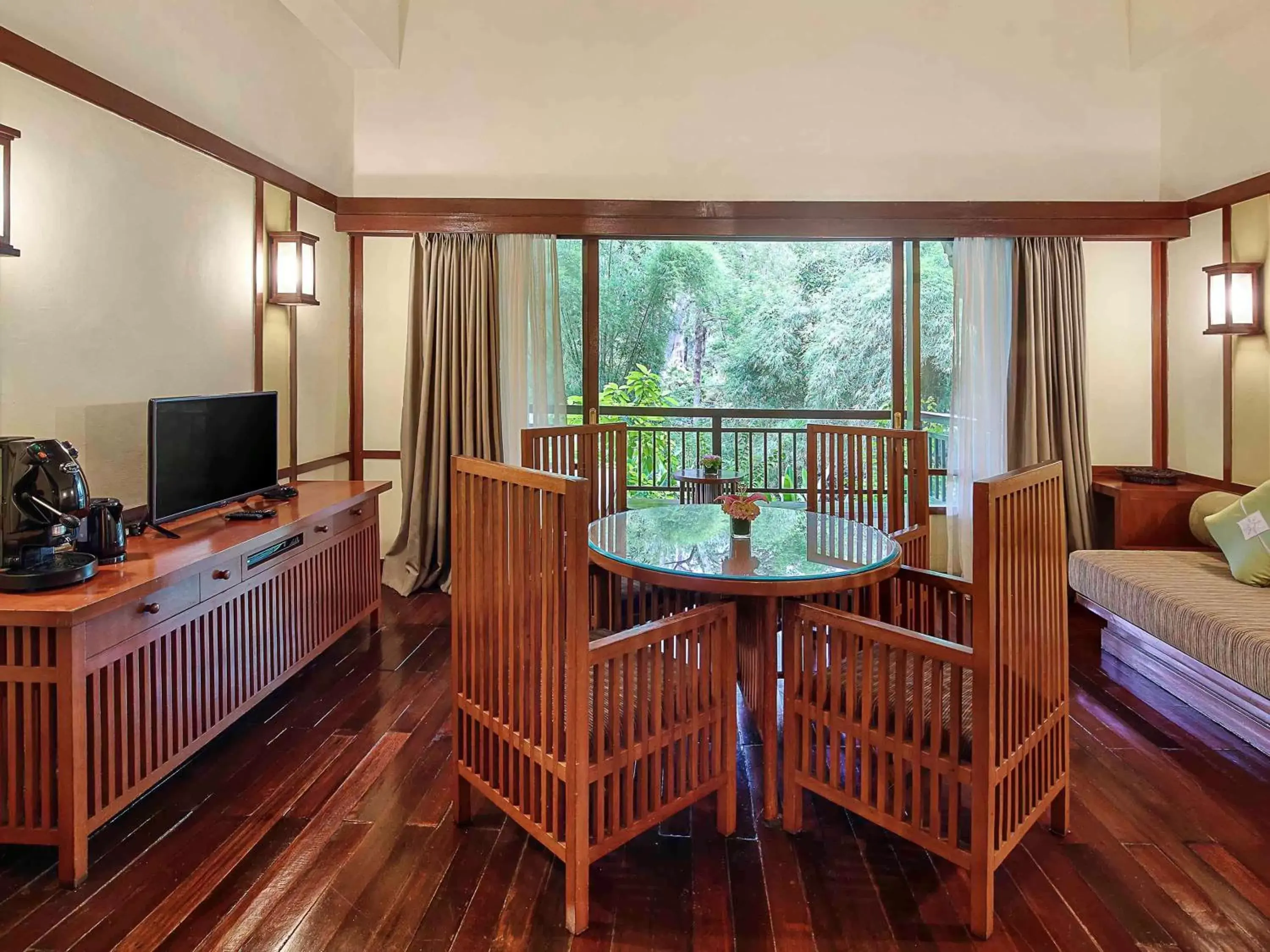 Bedroom, TV/Entertainment Center in Novotel Bogor Golf Resort