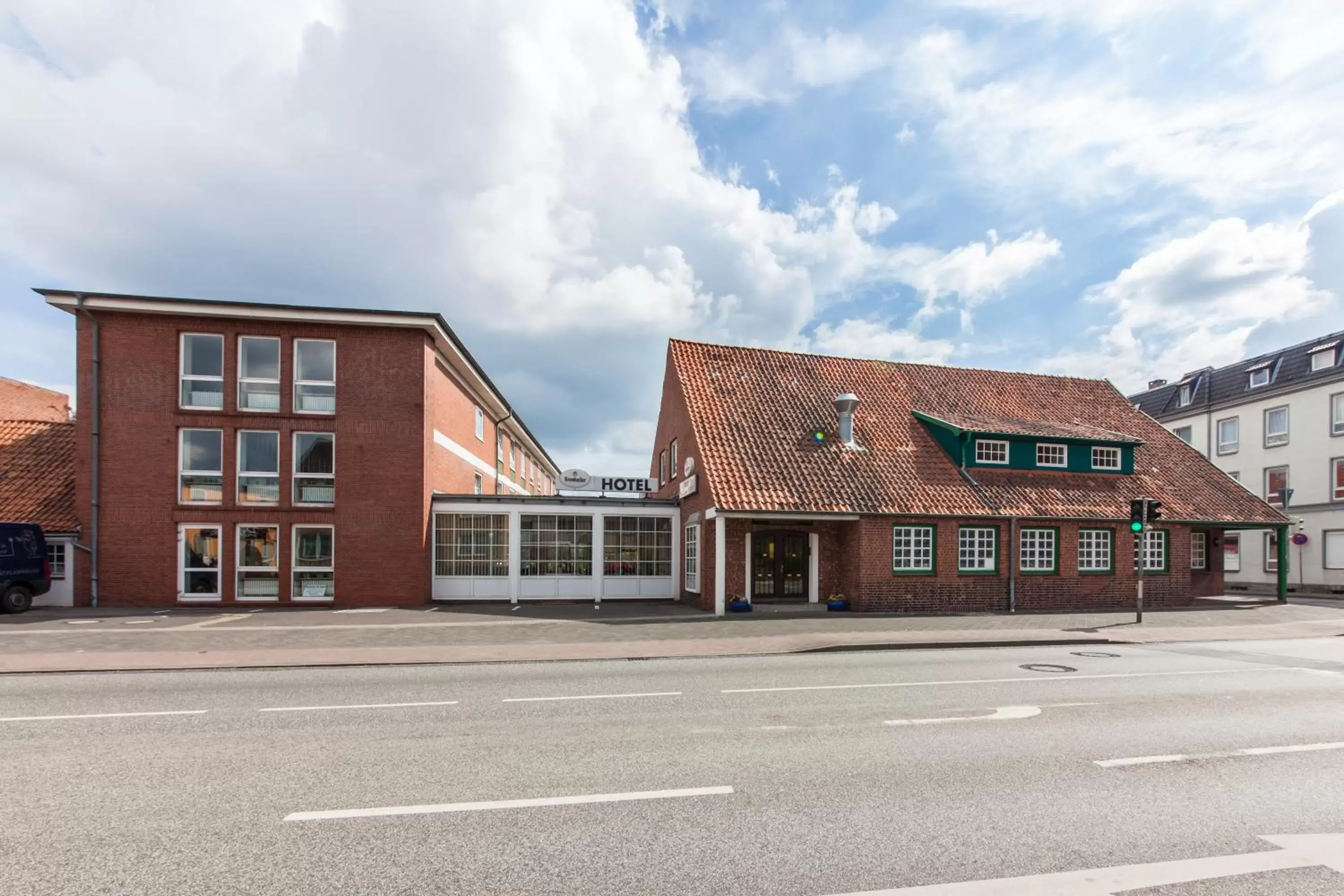 Facade/entrance, Property Building in Hotel Drei Kronen Elmshorn