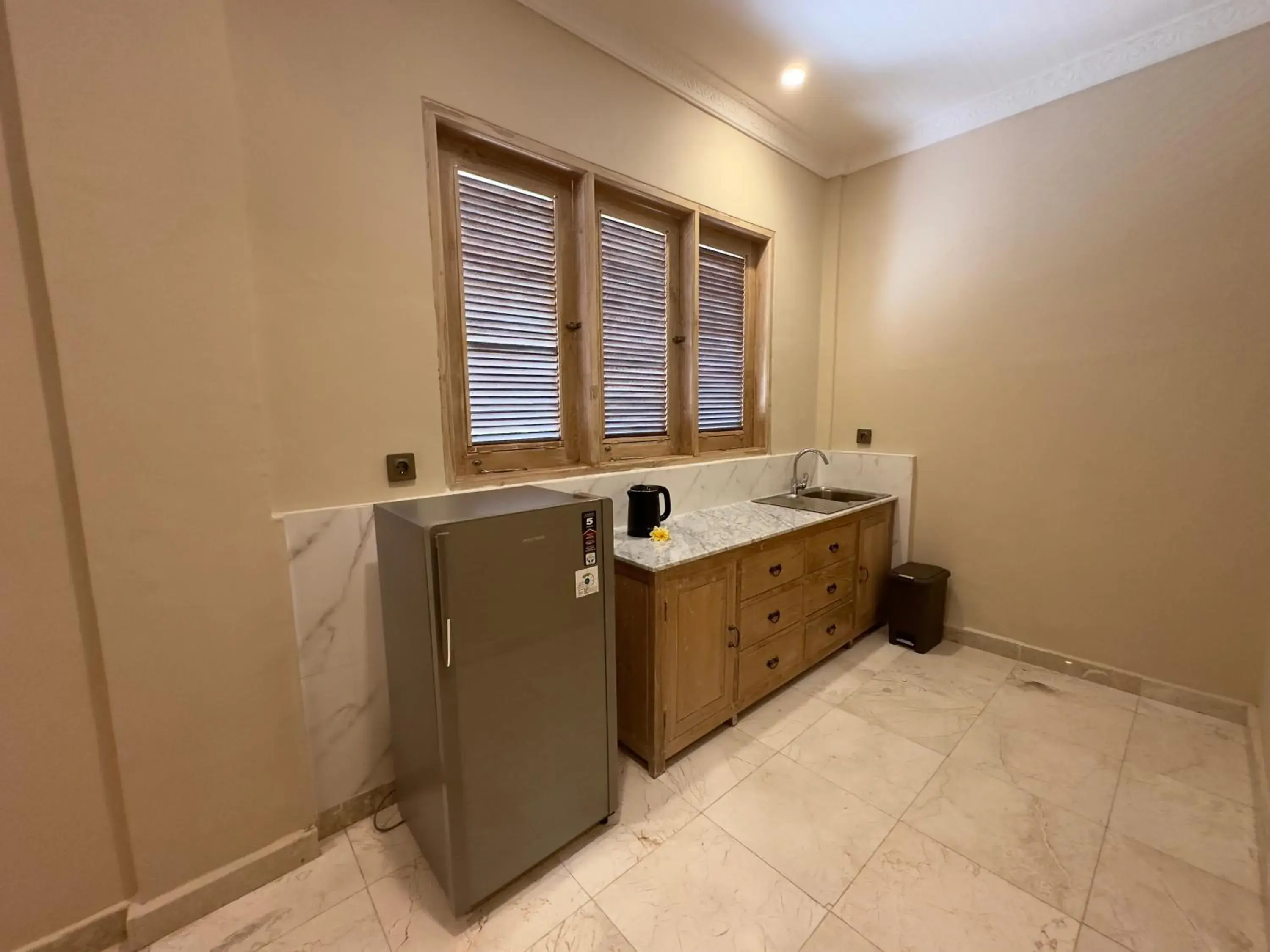 Kitchen or kitchenette, Bathroom in Honeymoon Guesthouse