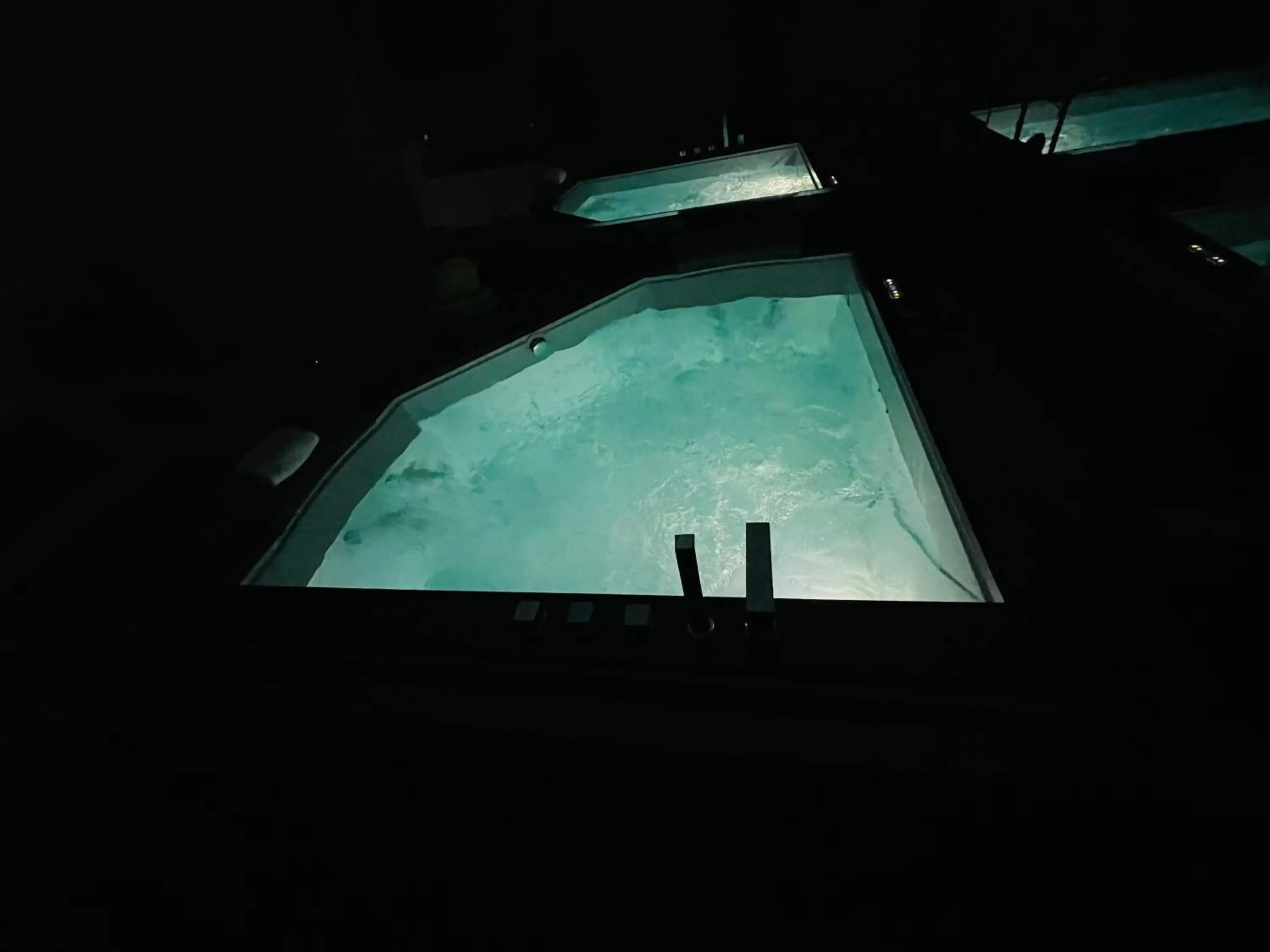 Hot Tub in Classic Motor Lodge Providence - West Greenwich