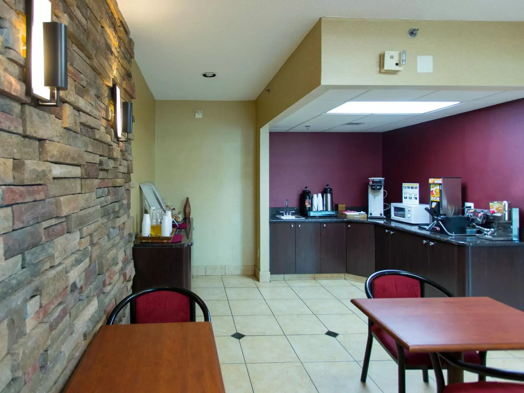 Restaurant/places to eat, Kitchen/Kitchenette in Travelodge by Wyndham Romulus Detroit Airport