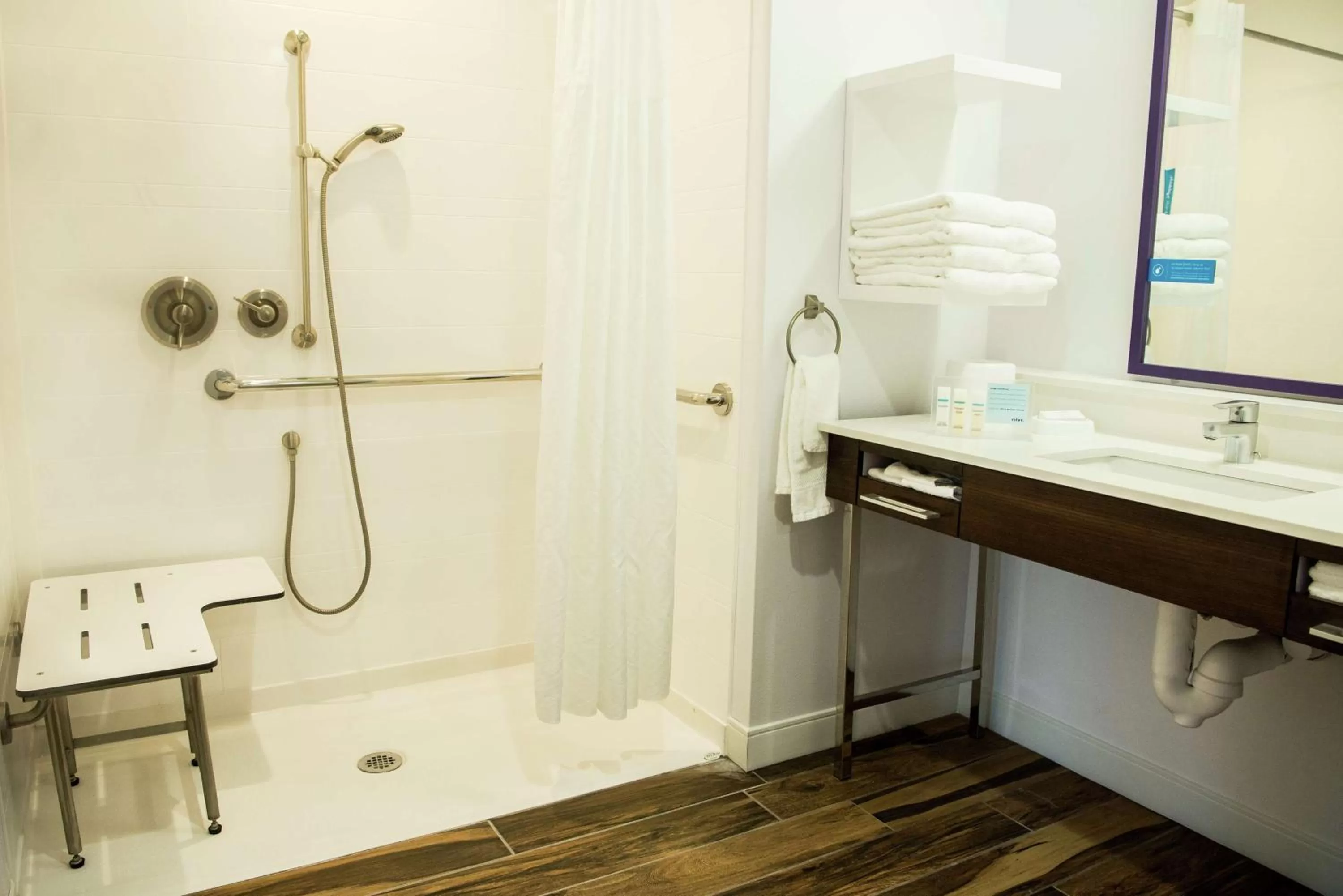 Bathroom in Hampton Inn & Suites Warrington Horsham