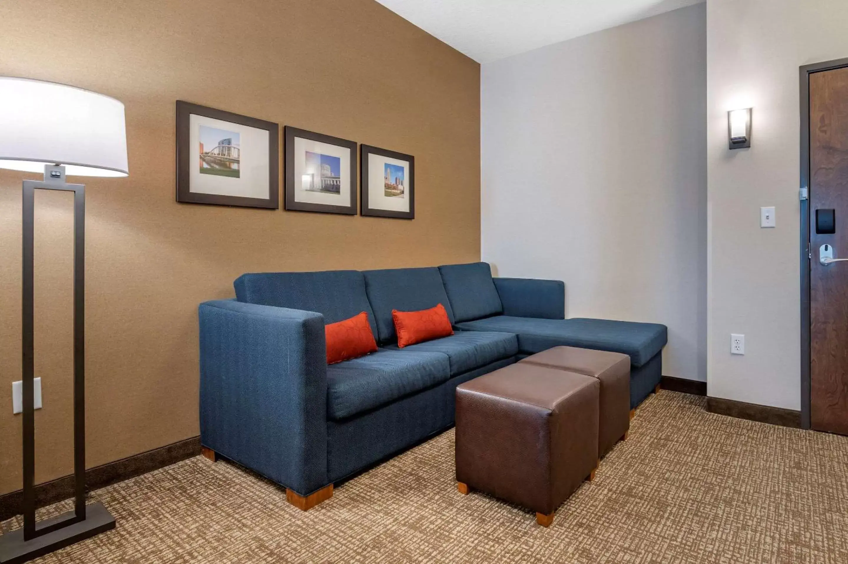 Photo of the whole room, Seating Area in Comfort Suites Columbus Airport