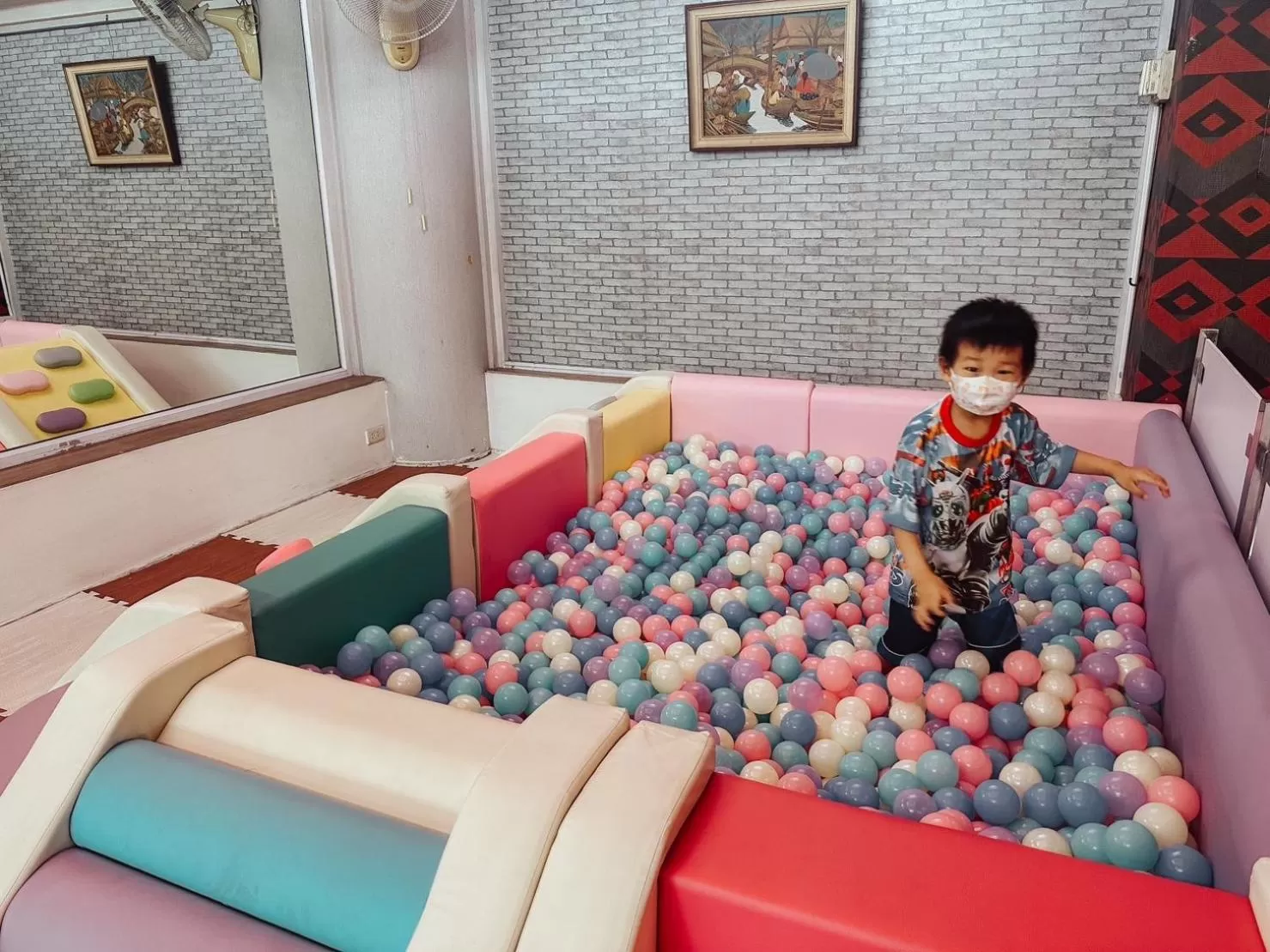 children in Hotel De Khuvieng