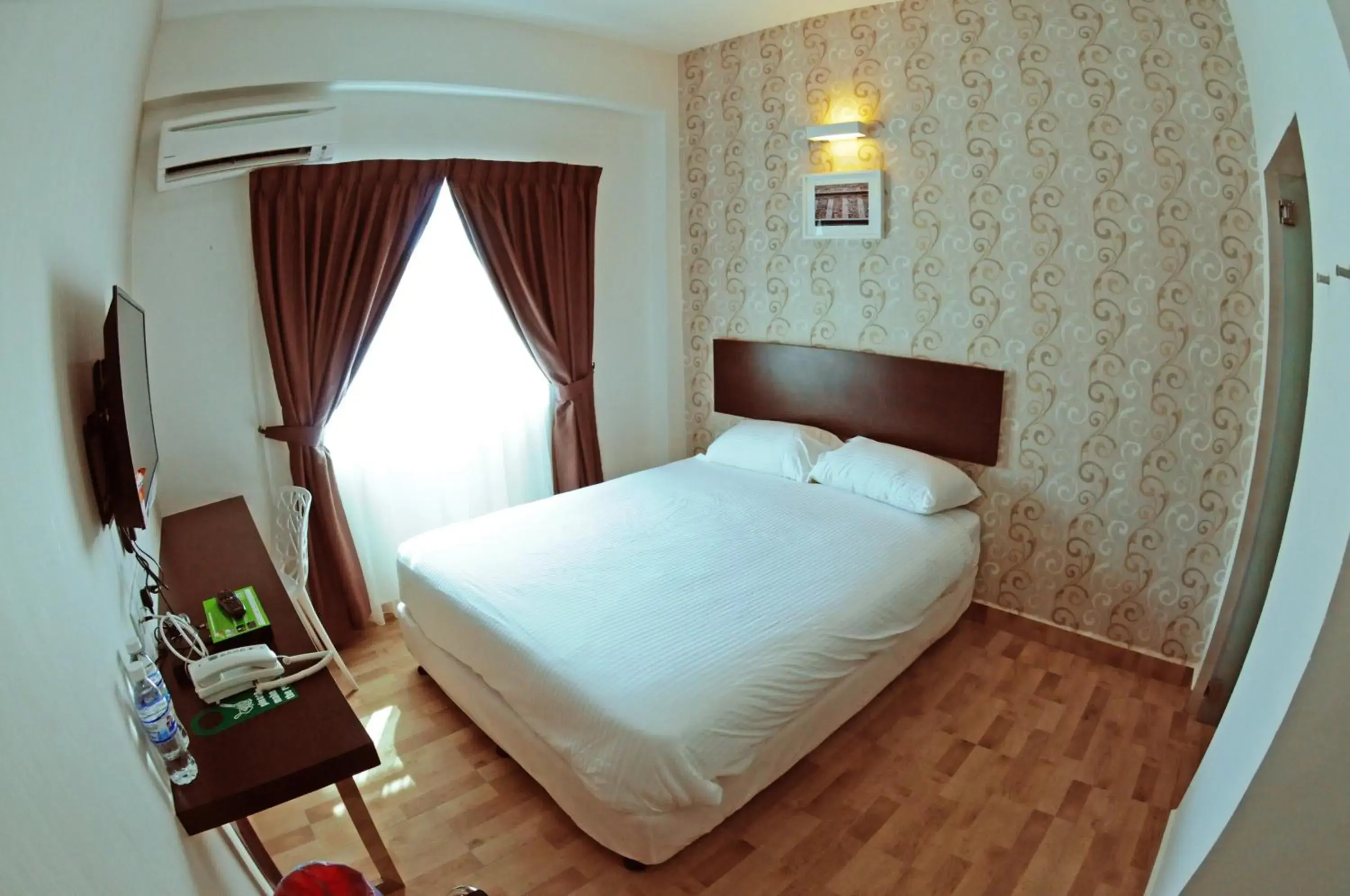 Photo of the whole room, Bed in Apple Inn Hotel