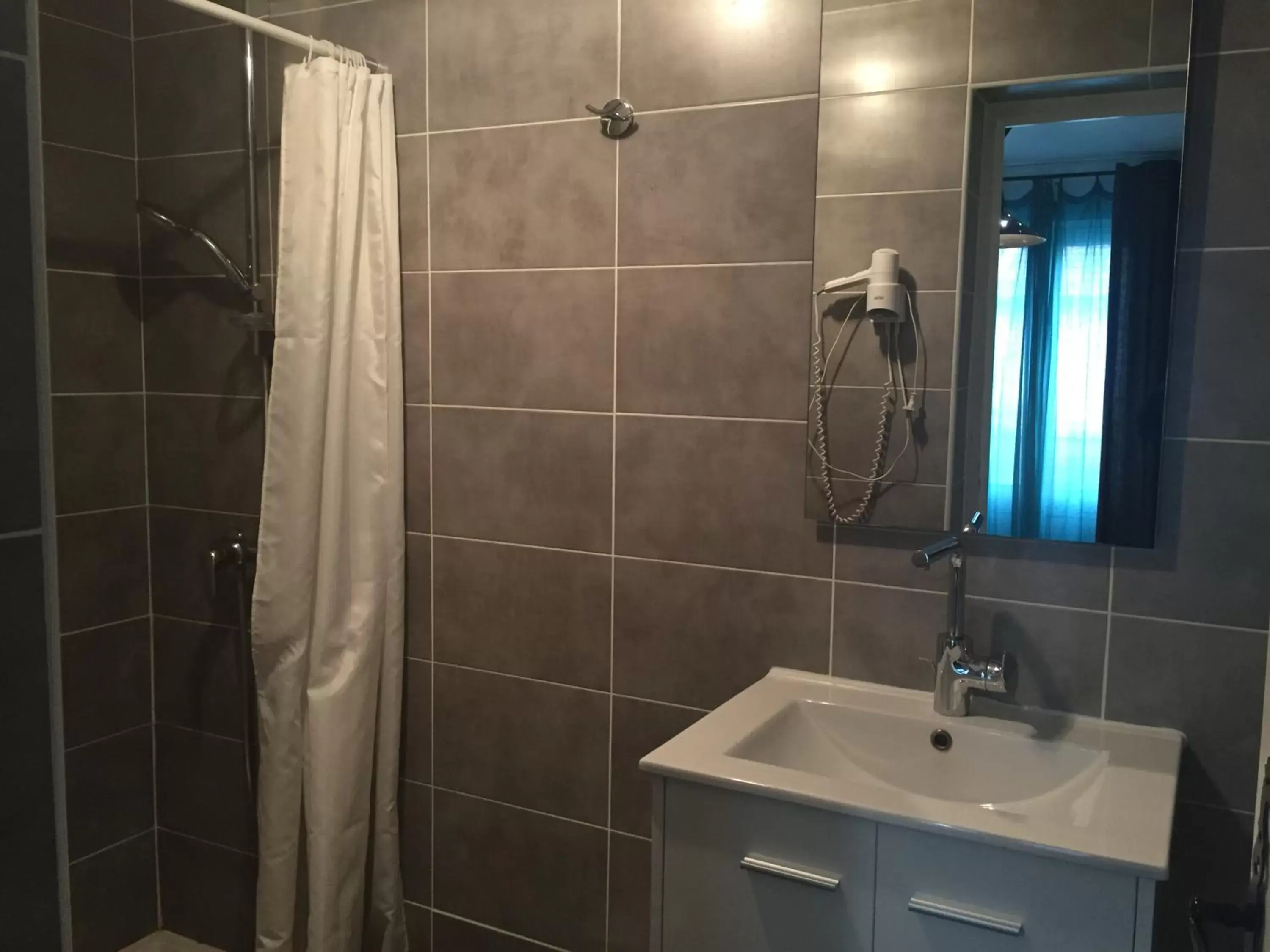 Shower, Bathroom in Hôtel Restaurant Le Provençal