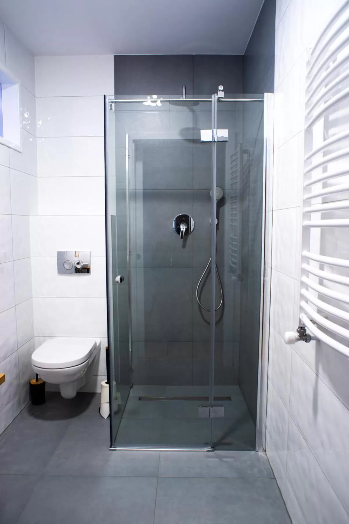 Shower in Salon Win Wine Bar & Apartments
