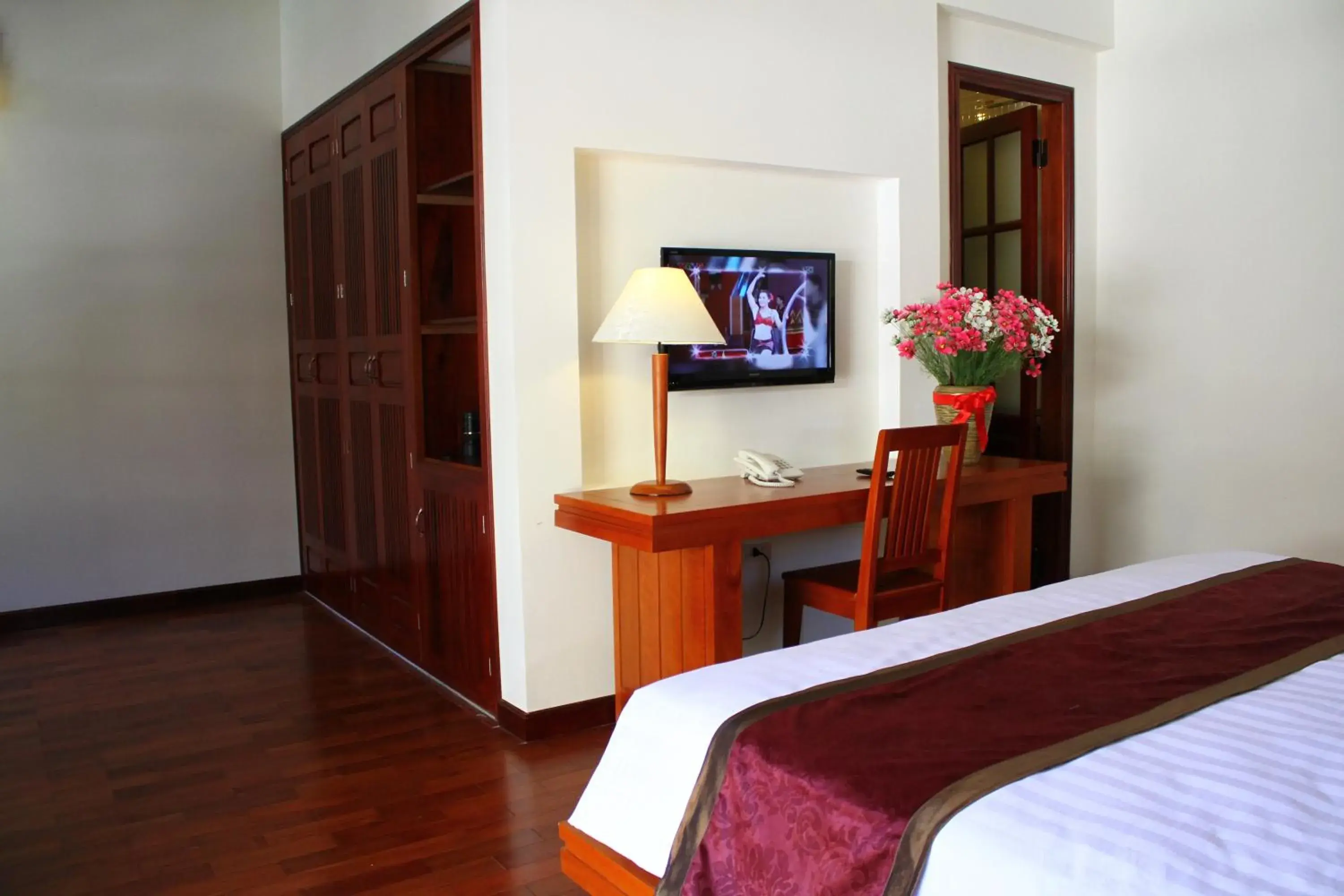 Bed, TV/Entertainment Center in The Earth Villa