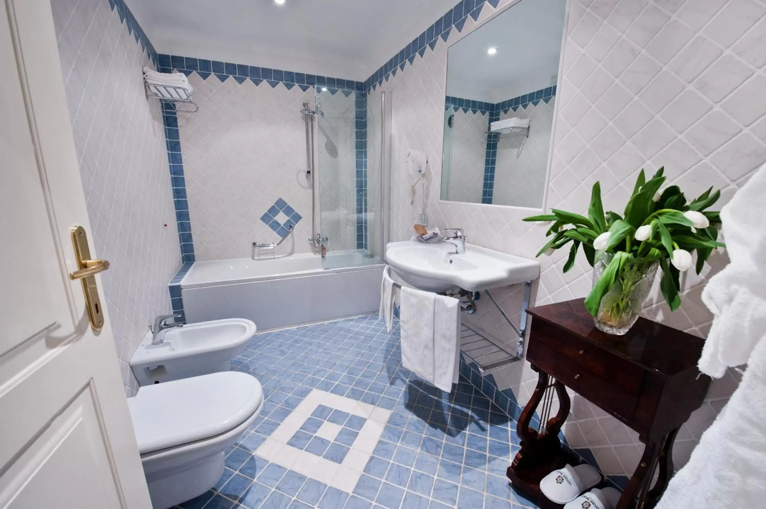 Bathroom in OSTUNI PALACE - Hotel Bistrot & SPA Bathroom in OSTUNI PALACE - Hotel Bistrot & SPA