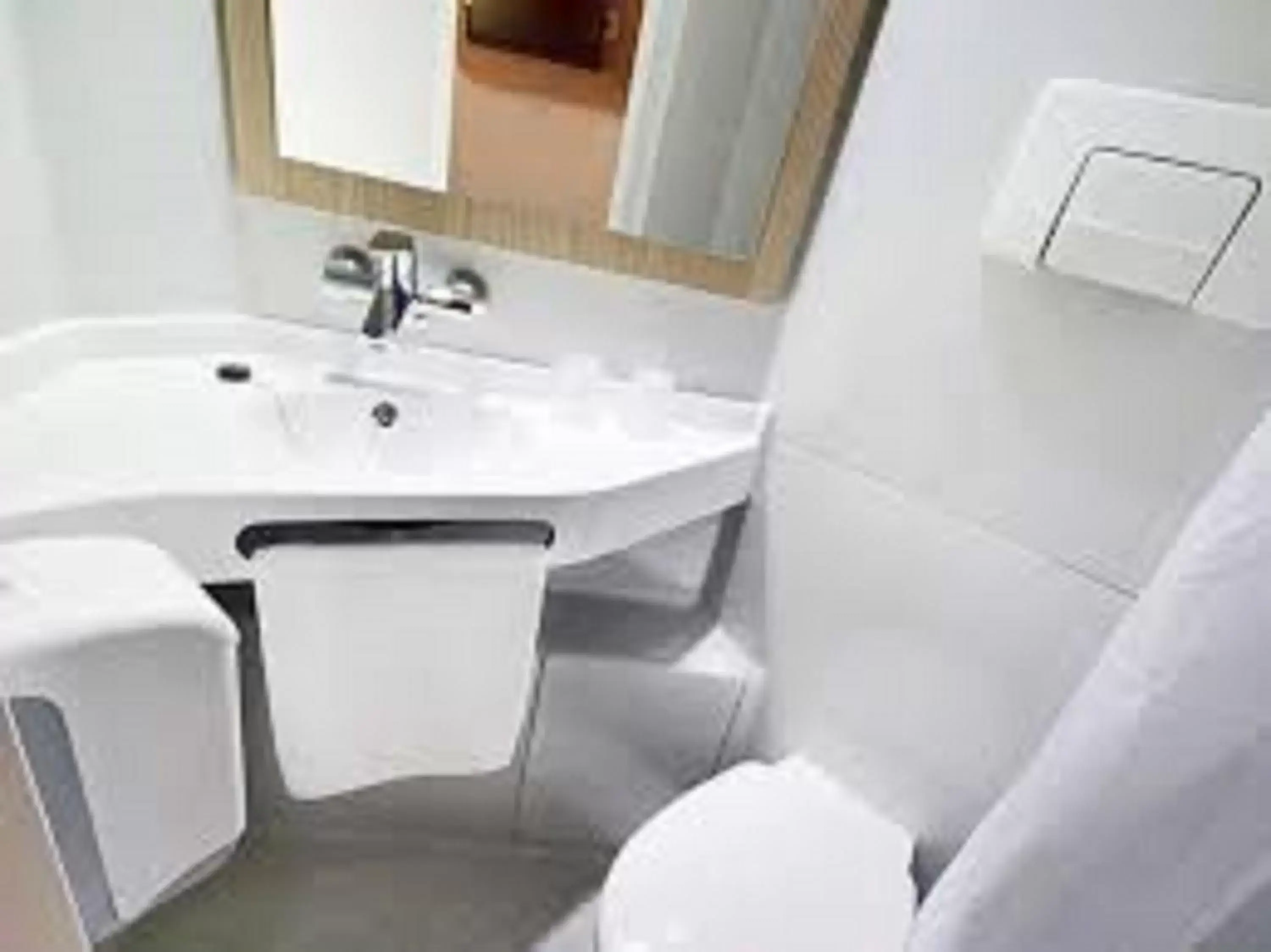 Shower, Bathroom in Premiere Classe Metz Sud Jouy Aux Arches