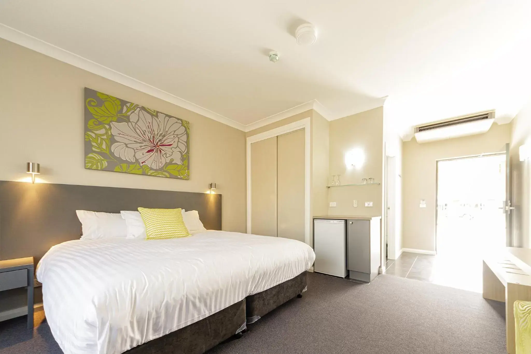 Bed in Cowra Services Club Motel
