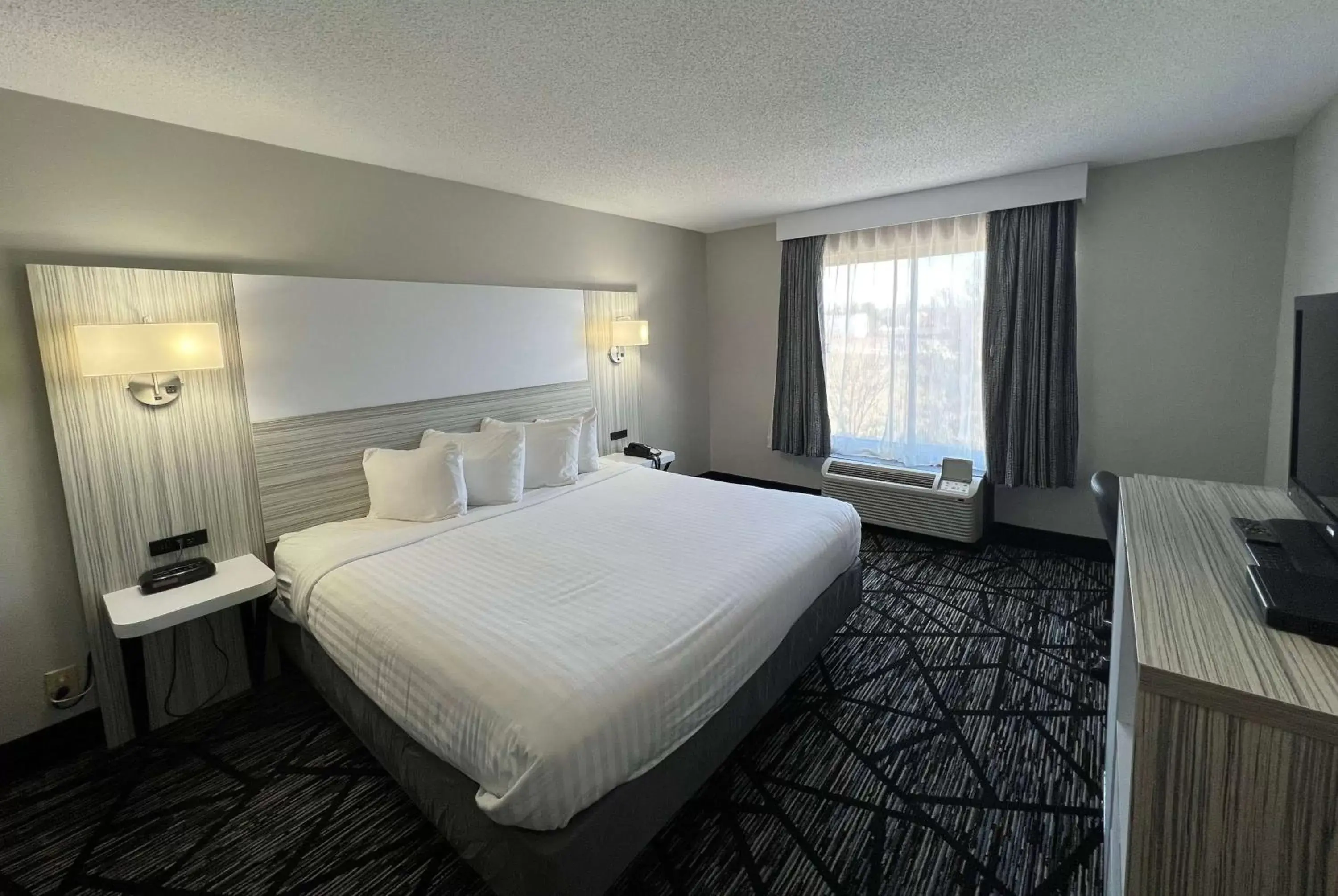 Photo of the whole room, Bed in Baymont by Wyndham Peoria