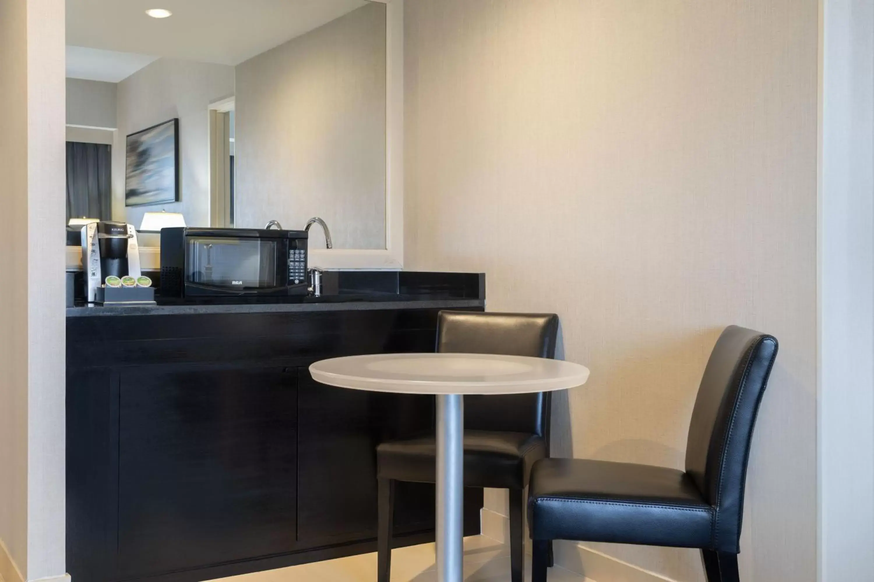 Bedroom, TV/Entertainment Center in Courtyard by Marriott New York JFK Airport