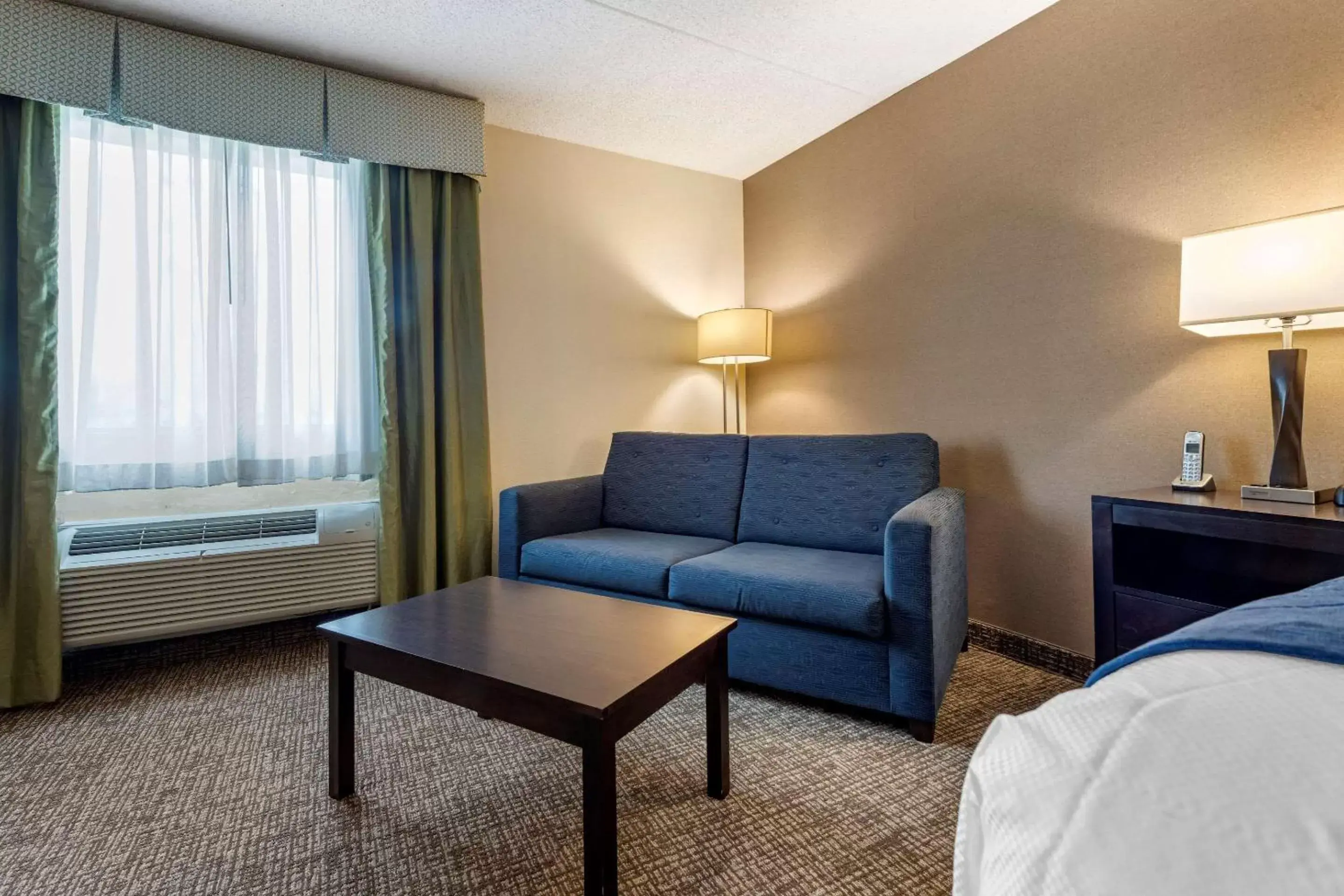 Photo of the whole room, Seating Area in Comfort Inn & Suites Butler