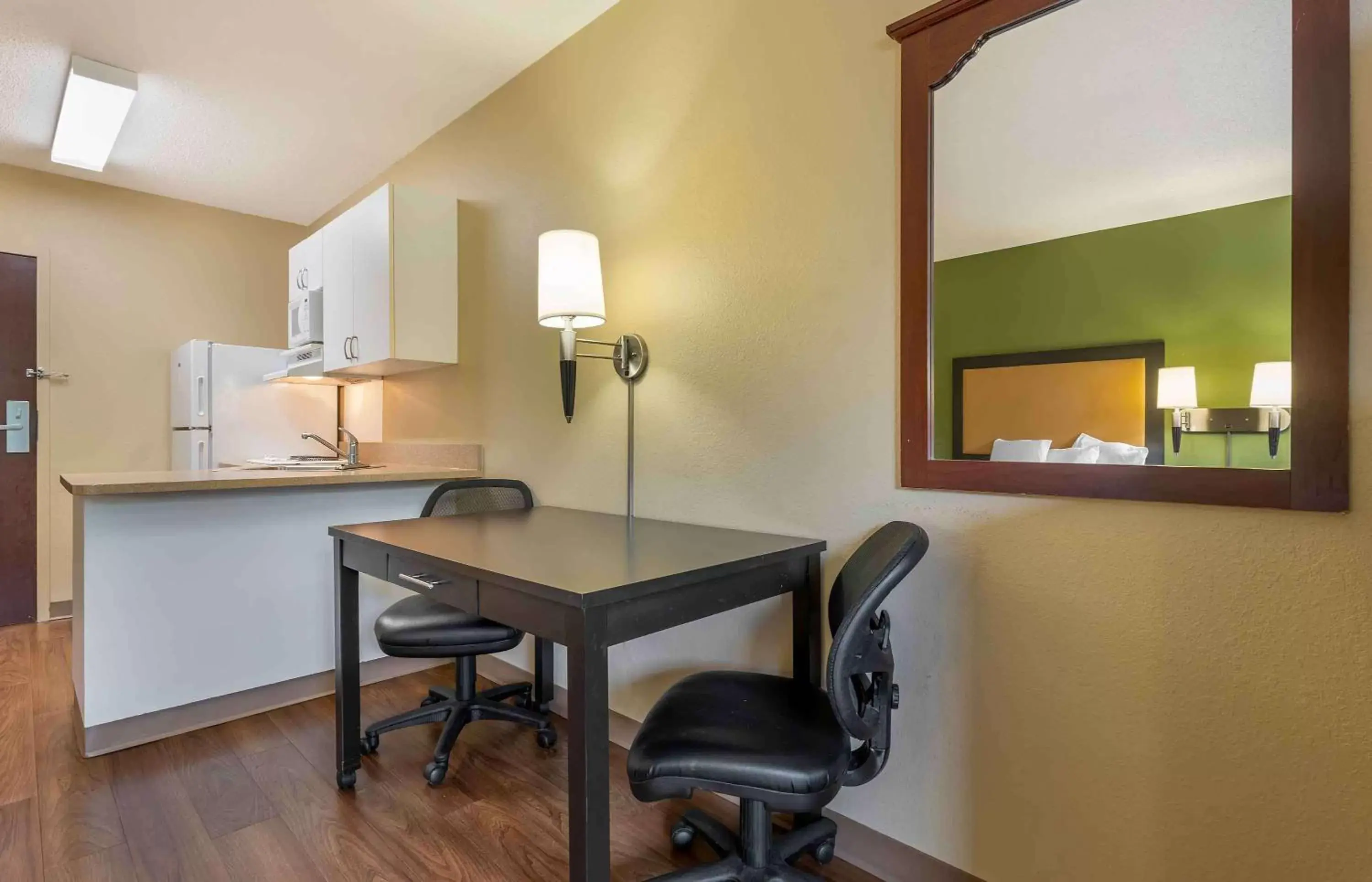 Bedroom, Kitchen/Kitchenette in Extended Stay America Suites - Bloomington - Normal