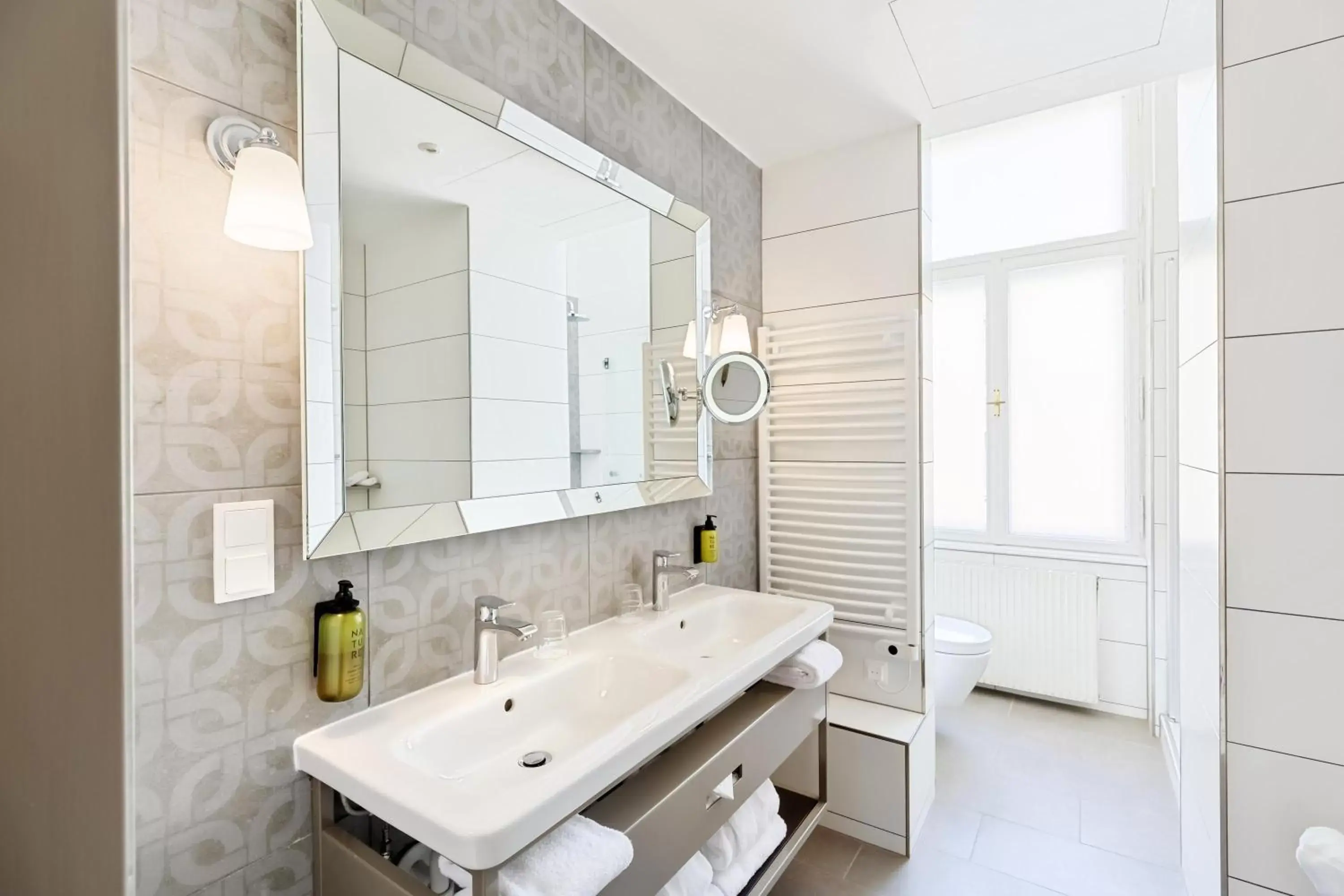 Bathroom in Hotel Rathauspark Wien, a member of Radisson Individuals