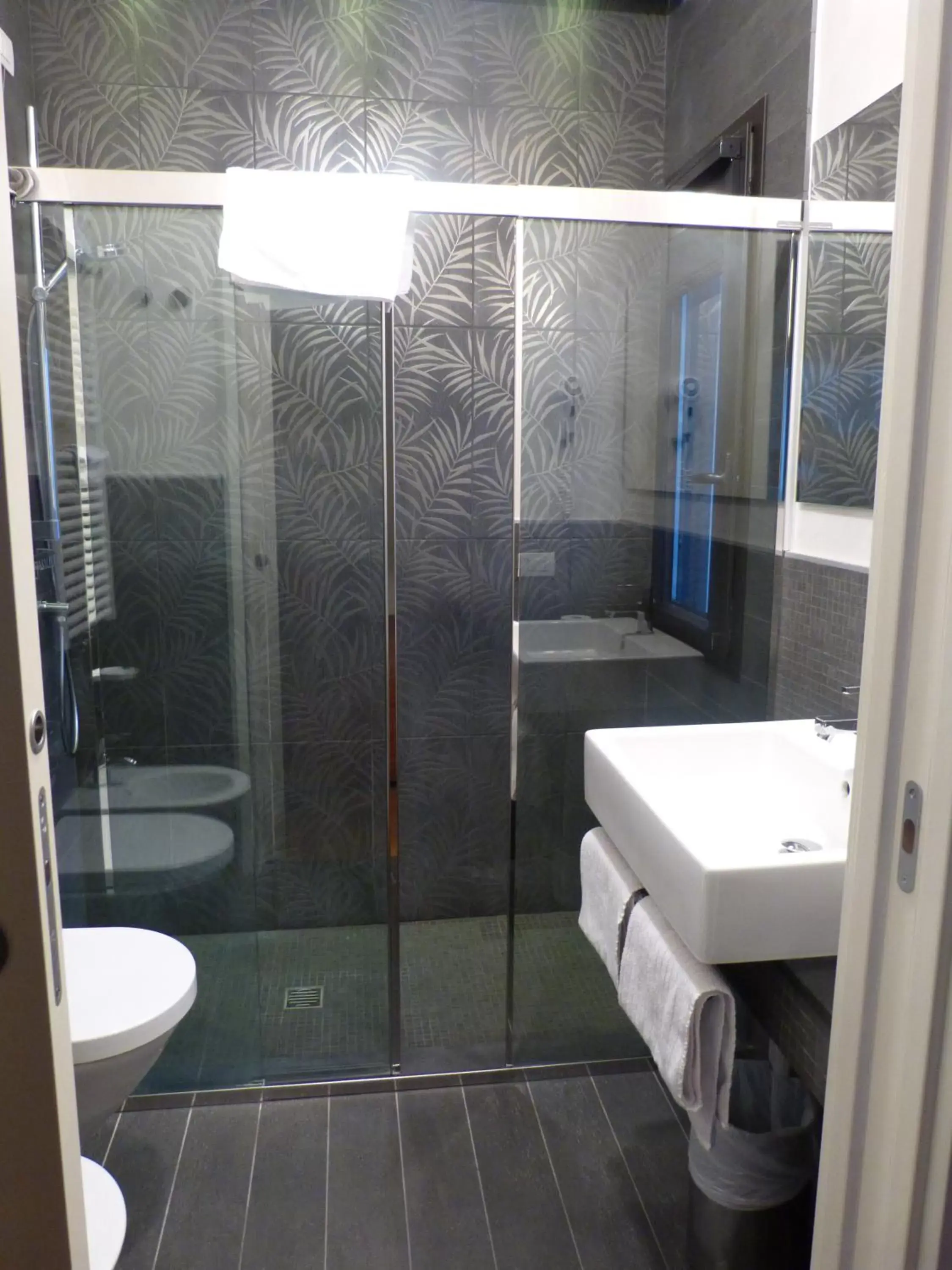 Shower, Bathroom in Hotel Joli